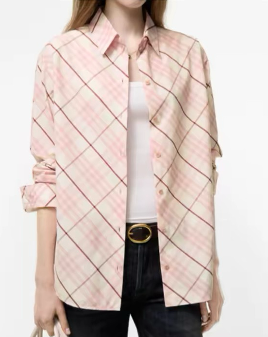 NO:947709,Model No. D26080364 BURBERR* New model B’s classic plaid cross-contrast line printing casual and versatile style loose fit, custom single-row button engraved lettering long-sleeved lapel cotton shirt top!  (M size shoulder width 48, chest 106, sleeve length 59, dress length 75), Burberry - clothing, burberry, shirts,19860909款号D26080364 BURBERR*新款 B家经典格纹交叉撞色线条印花休闲百搭风宽松版型、定制单排纽扣刻字母长袖翻领棉质衬衫上衣！（M码肩宽48,胸围106,袖长59,衣长75）,博柏利-服装,burberry,shirts,,Women's clothing