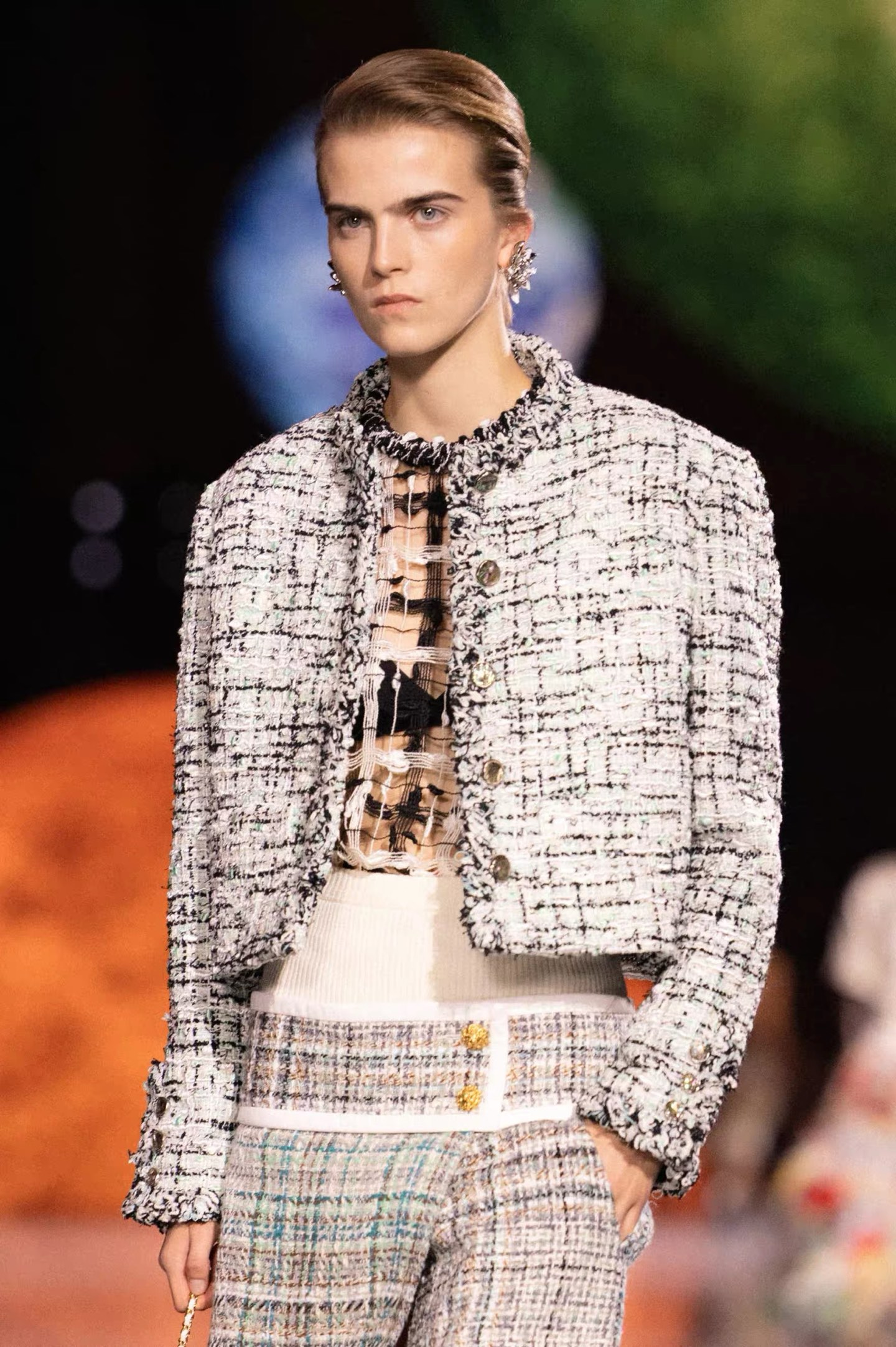 NO:947785,Style number G26080387 CHANE*L new fashion week catwalk style high version European custom-made high-quality high-end customized slub texture mixed color yarn tweed fabric!  Temperament, fragrant upper body, noble lady style, full of style, exclusive custom-made embossed double C small logo icon, colorful shiny buttons, single-breasted cuffs, button design, round neck, long-sleeved, short jacket top!  36-38-40 (size 40: shoulder width 38 with shoulder pads, bust 94, sleeve length 58, dress length 51), Chanel - clothing, chanel, chanel, jackets & coats,19860909款号G26080387 CHANE*L新款 时装周走秀款高版本欧货定制精品质量高端定制粗纺肌理感混色纱线粗花呢面料！气质小香风上身贵气大小姐风范十足有范独家定制浮雕双C小logo图标炫彩亮面纽扣单排扣袖口纽扣设计圆领长袖短款外套上衣！36-38-40（40码:肩宽38有垫肩,胸围94,袖长58,衣长51）,香奈儿-服装,chanel,chanel,jackets & coats,,Women's clothing