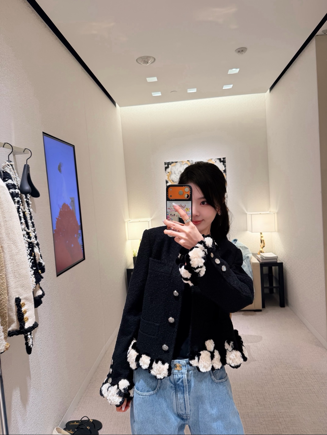 NO:948524,Style No. G26080519 CHANE*L new autumn and winter style, high version, high-end European goods, quality custom-made yarn, woven tweed fabric, the texture is super beautiful, the overall body is heavy, the upper body is super elegant, and the lady's temperament is full!  Fashion Week T-stage catwalk style, heavy-duty three-dimensional cutting of cuffs on both sides of the hem, furry snowflake flowers, customized single-row buttons, double C small embossed logo design, round neck long-sleeved jacket top!  Black, [price does not include dust bag, private message required] 36-38-40 (size 38, shoulder width 39 with shoulder pads, bust 92, sleeve length 59, dress length 50), Chanel-clothing, chanel, chanel, jackets & coats,19860909款号G26080519 CHANE*L秋冬新款 高版本高端欧货精品质量定制纱线编织粗花呢面料质感超美妙整体沉甸甸上身超气质名媛气质拉满！时装周T台走秀款下摆两边袖口重工立体裁剪毛茸茸雪花花朵走边定制单排纽扣双C小浮雕logo设计圆领长袖外套上衣！黑色、【价格不含防尘袋需要的私聊】36-38-40（38码肩宽39有垫肩,胸围92,袖长59,衣长50）,香奈儿-服装,chanel,chanel,jackets & coats,,Women's clothing