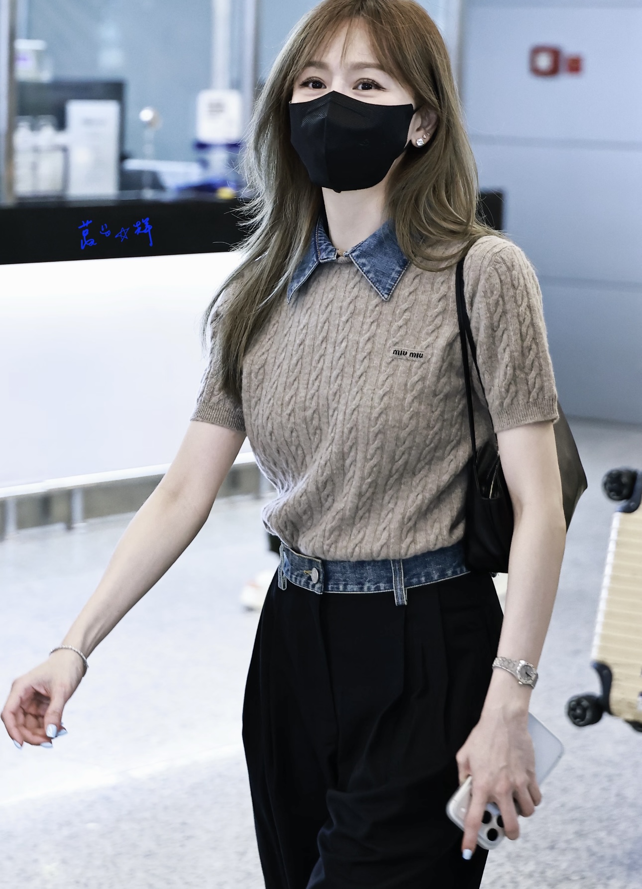 NO:947650,Model No. G26080428 MIUMI*U Miujia's new high-end customized wool yarn fabric is fashionable and has an age-reducing personality, denim lapels are spliced ​​with small logo badges on the chest, and the overall twist pattern jacquard texture is stretchy and slimming. Short-sleeved pullover knitted tops with detachable denim collar in gray, khaki, (M size bust 76, sleeve length 20, dress length 52), Miumiu-clothing, miumiu, T-shirt,19860909款号G26080428 MIUMI*U缪家新款高端定制羊毛纱线面料时髦减龄个性、牛仔布翻领拼接胸口小标logo胸章点缀、整体麻花纹路提花质感弹力修身显瘦短袖套头针织上衣牛仔领子可拆灰色、卡其色、（M码胸围76,袖长20,衣长52）,缪缪-服装,miumiu,T-shirt,,Women's clothing