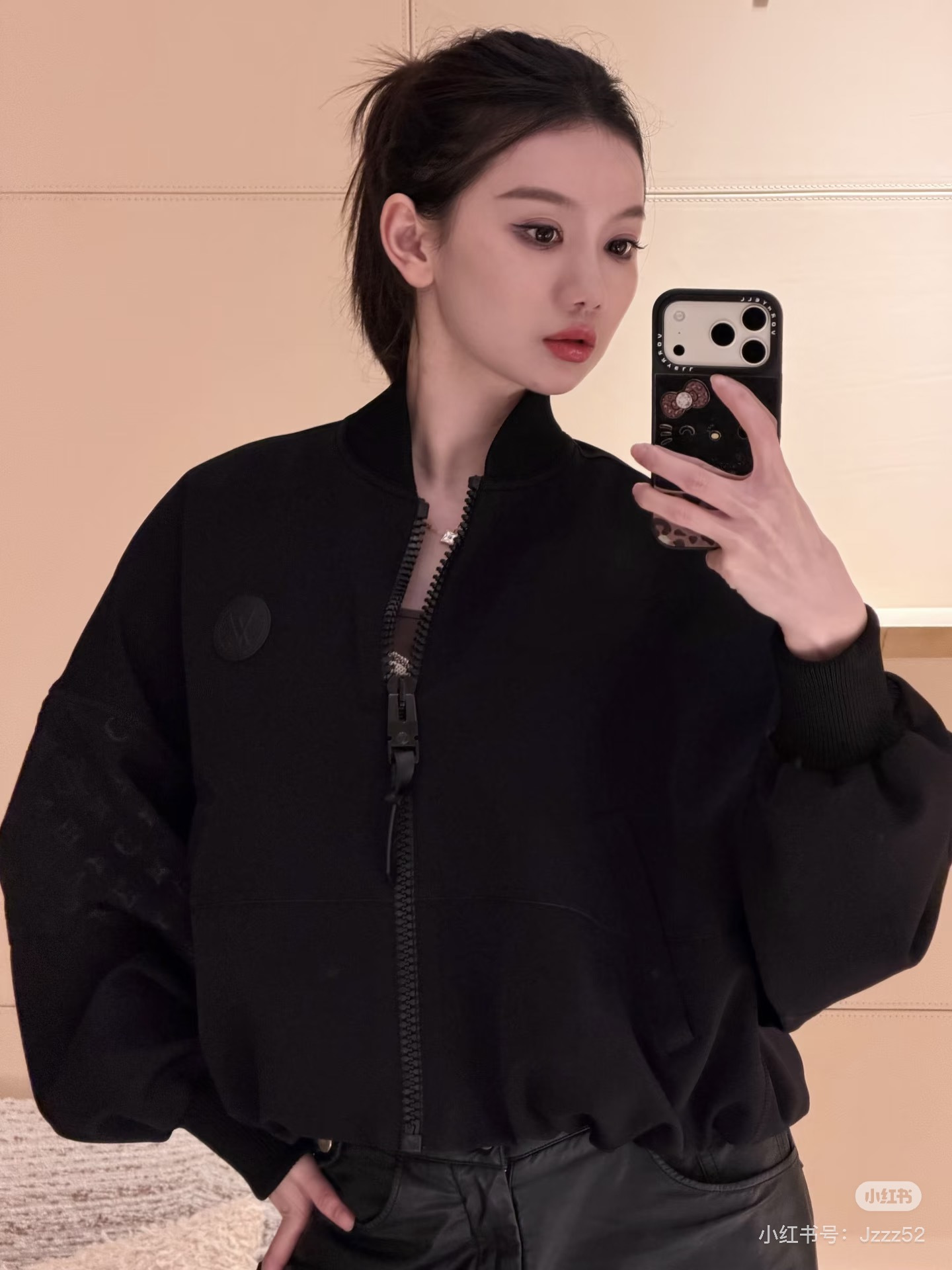 NO:951722,Model No. D26080846 LOUIS* Lujia LV new style, casual and versatile style, zipper placket, sleeves and arms on both sides, old flower dark heraldry print on the chest, circular embossed pattern on the hem, drawstring shrink accessories, loose version, stand-up collar, long-sleeved jacket, coat top!  Black, (M size bust 142, raglan sleeves 72, length 52), Louis Vuitton-clothing,louis vuitton,louis vuitton,louis vuitton,louis vuitton,louis vuitton,jackets & coats,jackets & coats,19860909款号D26080846 LOUIS*驴家LV新款 休闲百搭风、拉链门襟两侧袖臂老花暗纹章印胸口圆形浮雕图案下摆抽绳式收缩配件装饰宽松版立领长袖夹克外套上衣！黑色、 （M码胸围142,连肩袖72,衣长52）,路易威登-服装,louis vuitton,louis vuitton,louis vuitton,louis vuitton,louis vuitton,jackets & coats,jackets & coats,,Women's clothing