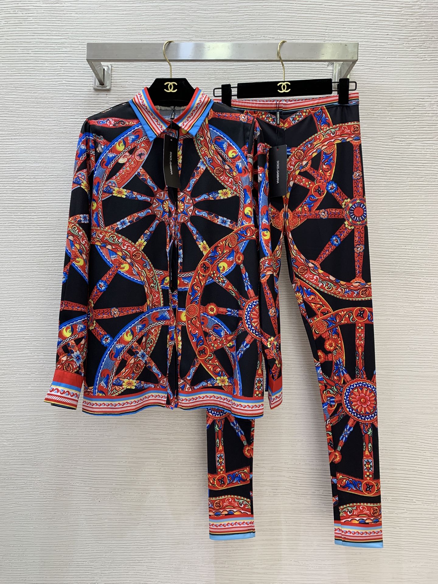 NO:948709,Style number D26080696 & Dolce & Gabbana DG* new retro style fashionable casual two-piece suit!  All-over wheel floral totem print placket single-breasted polo collar small lapel long-sleeved loose shirt top high-waisted tight stretch leggings trousers!  (M size shoulder width 36, chest 98, sleeve length 61, clothing length 69; waist 64 stretchable, pants length 97), Dolce&Gabbana-clothing, Dolce&Gabbana, shirts,19860909款号D26080696 &杜嘉班纳DG*新款复古风时髦休闲两件套装！满印车轮花卉图腾印花图案门襟单排扣polo领小翻领长袖宽松衬衫上衣高腰紧身弹力打底裤长裤！ （M码肩宽36,胸围98,袖长61,衣长69；腰围 64可弹力,裤长97）,杜嘉班纳-服装,Dolce&Gabbana,shirts,,Women's clothing