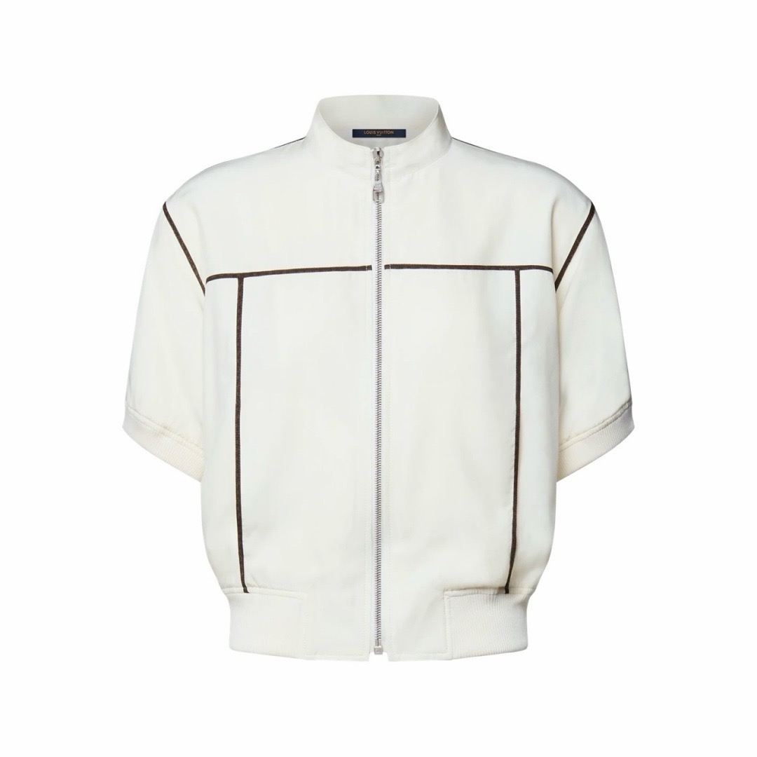 NO:948784,Model No. D26080673 LOUIS*LV’s new custom fabric, high-end soft light texture, fashionable and versatile style, customized zipper puller, stamped letter placket, three-dimensional cutting and splicing webbing strips, old flowers, contrasting colors, wrapped edges, ribbed edges, short-sleeved stand-up collar jacket, jacket top!  Beige, (M size shoulder width 47, chest 104, sleeve length 19, dress length 56), Louis Vuitton-clothing,louis vuitton,louis vuitton,louis vuitton,louis vuitton,louis vuitton,jackets & coats,jackets & coats,T-shirt,19860909款号D26080673 LOUIS*驴家LV新款定制面料高级柔光质感时髦百搭风定制拉链头钢印刻字母门襟、立体裁剪拼接织带条老花撞色包边罗纹收边短袖立领夹克外套上衣！米色、（M码肩宽47,胸围104,袖长19,衣长56）,路易威登-服装,louis vuitton,louis vuitton,louis vuitton,louis vuitton,louis vuitton,jackets & coats,jackets & coats,T-shirt,,Women's clothing