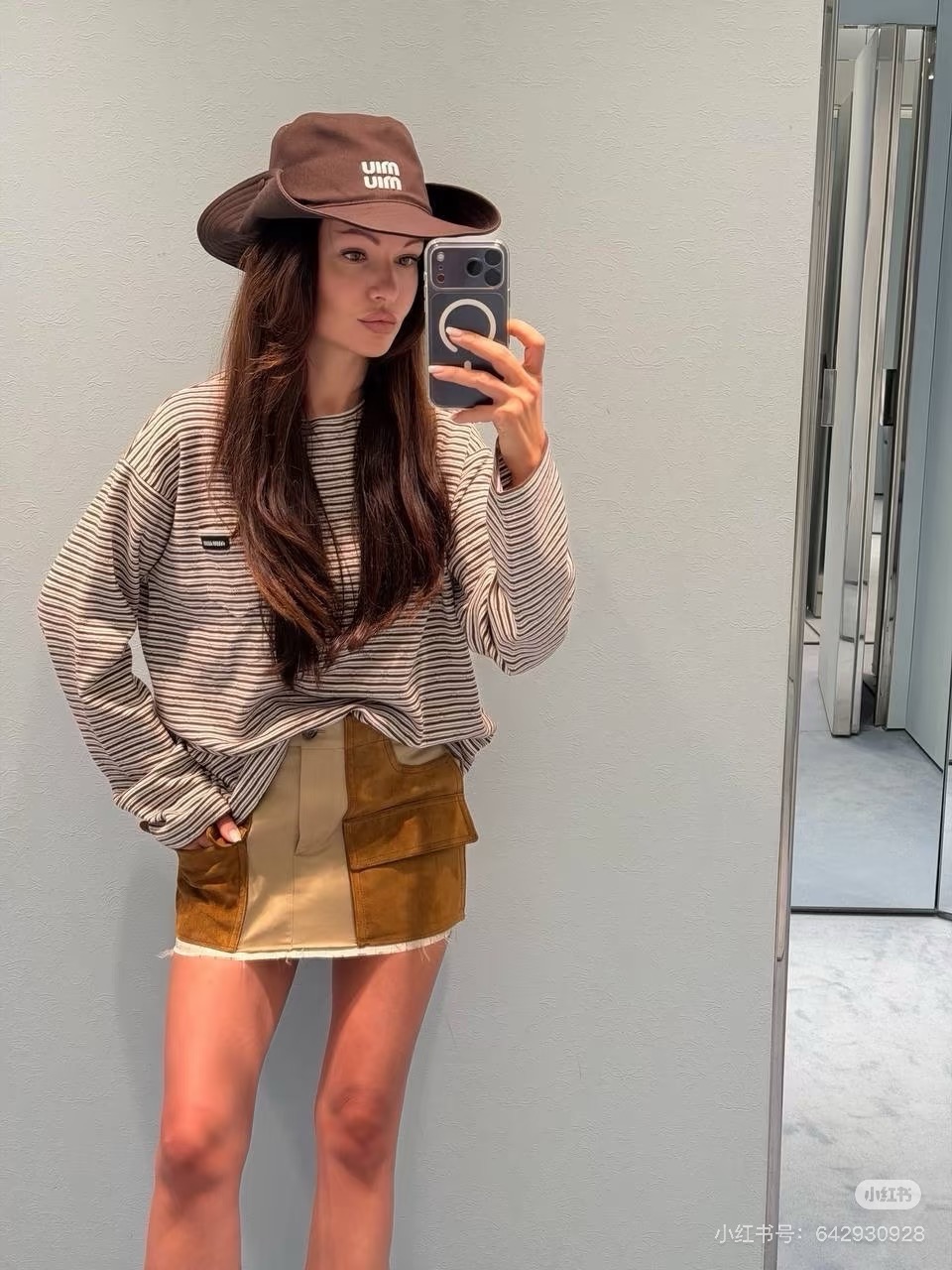 NO:951543,Model No. D26081033 MIUMI*U MIUMI*U's new style. Stylish and versatile imitation suede spliced ​​with twill contrasting fabrics, symmetrical workwear patch pockets on the front, MIUMI's logo badge, raw edges at the hem, and fake two-piece design placket with custom stenciled lettering, zipper pulls, one-button buttoned A-line short skirt!  (M size waist 78, hip 96, skirt length 37), Miu Miu-clothing, miumiu, skirts, chamois leather,19860909款号D26081033 MIUMI*U缪家新款 时髦百搭风仿麂皮绒拼接斜纹撞色面料、前片对称工装贴袋处缪家logo徽章、下摆毛边毛须裁剪假两件设计门襟定制钢印字母拉链头开襟一粒扣系扣A字短款半身裙！（M码腰围78,臀围96,裙长37）,缪缪-服装,miumiu,skirts,chamois leather,,Women's clothing