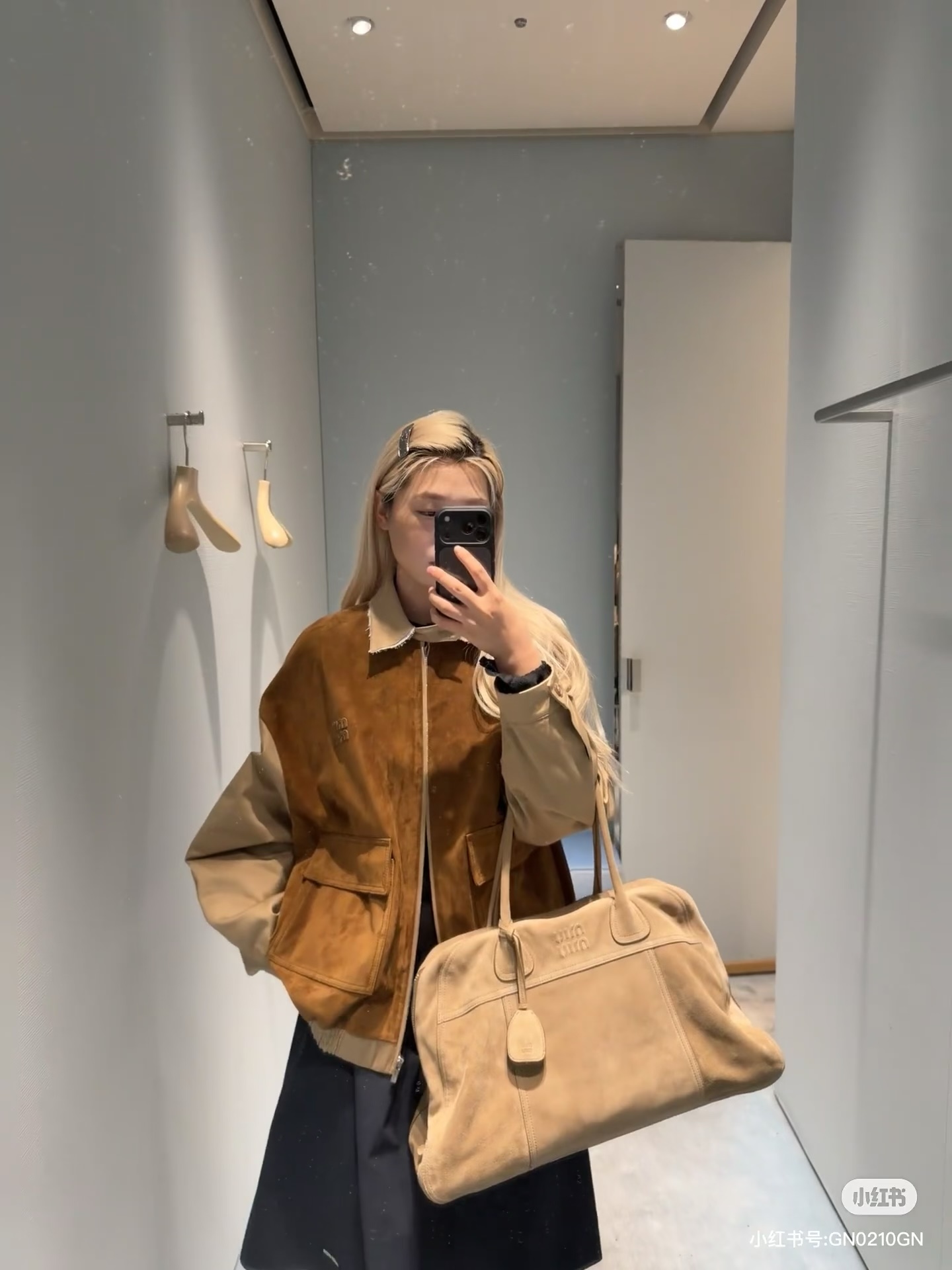 NO:951555,Model No. D26081034 MIUMI*U Miaojia's new early autumn style, fashionable and versatile style, imitation suede splicing twill contrast fabric, contrasting color collar, small lapel, custom lettering buttons, metal accessories, zipper puller, stamped letters on the chest, Miaojia badge icon design, long-sleeved jacket, coat top!  (M size shoulder width 59, chest 124, sleeve length 52, clothing length 62), Miu Miu-clothing, miumiu, jackets & coats, jackets & coats, chamois leather,19860909款号D26081034 MIUMI*U缪家新款早秋新款时髦百搭风仿麂皮绒拼接斜纹撞色面料、撞色领口小翻领定制刻字纽扣金属配件拉链头钢印字母胸前缪家徽章图标设计长袖夹克外套上衣！（M码肩宽59,胸围124,袖长52,衣长62）,缪缪-服装,miumiu,jackets & coats,jackets & coats,chamois leather,,Women's clothing