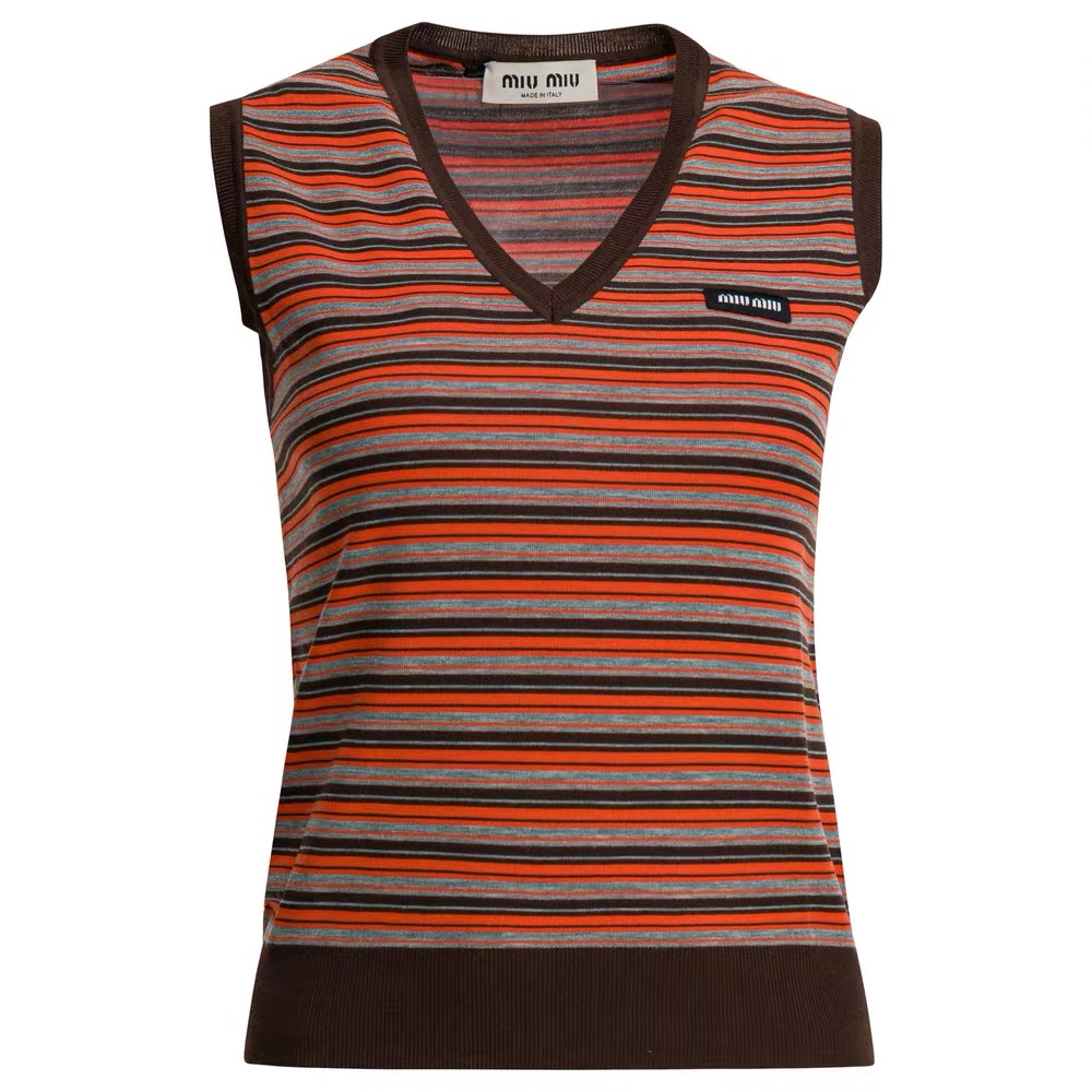 NO:951700,Model No. D26080837 MIUMI*U's new style, age-reducing college style, contrasting stripes, soft and skin-friendly texture, MIUMI's logo patch on the chest, embellished with ribbed edges at the hem, elastic V-neck sleeveless knitted vest top!  (M size bust 74, length 55), Miu Miu-clothing, miumiu,19860909款号D26080837 MIUMI*U缪家新款 减龄学院风间隔撞色条纹质感软糯亲肤、胸前缪家贴布logo便签点缀下摆罗纹收边设计弹力V领无袖针织背心上衣！（M码胸围74,衣长55）,缪缪-服装,miumiu,,Women's clothing