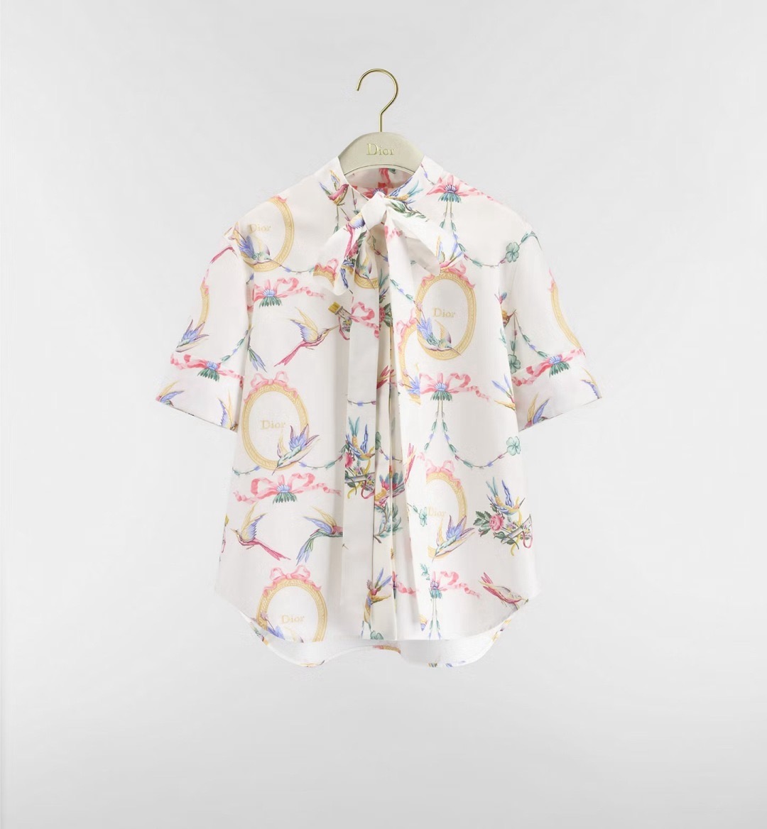 NO:951604,Style No. D26081029 Dio's latest two-piece set with bird, flower and branch entwining pattern prints!  Floating neckline, knotted tie hem, short front and long back design, short-sleeved single-breasted loose-fitting shirt, top with open pockets on both sides, high-waisted, slimming and full-swing skirt!  (M size shoulder width 37, front bust 98/104, sleeve length 28, front length 58/62; waist 70, skirt length 80) Tops, skirts, Dior-clothing, dior, dior, skirts, shirts, T-shirt,19860909款号D26081029 Dio*新款 飞鸟花朵枝条缠绕图案印花两件套装！领口飘带领打结系带下摆前短后长设计短袖单排扣宽松版衬衫上衣两侧边开袋口袋设计高腰显瘦遮肉大摆半身裙！（M码肩宽37,前胸围98/104,袖长28,前衣长58/62；腰围70,裙长80） 上衣,裙子,迪奥-服装,dior,dior,skirts,shirts,T-shirt,,Women's clothing