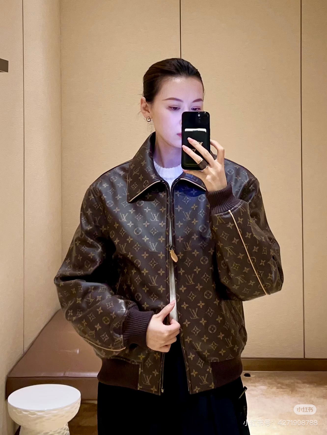 NO:951711,Model No. D26080804 LOUIS*LV2026 early autumn new style customized high-quality leather fabrics, fashionable temperament, crisp and stylish overall, heavy and high-end feel, thickened cotton lining and heavy-duty crimping to keep it from moving!  All-over presbyopia logo print pattern, customized zipper placket, contrasting edged pockets on both sides, lapel design, long-sleeved jacket, thick leather jacket!  Brown color, (L size shoulder width 50, chest 112, sleeve length 55, clothing length 62), Louis Vuitton-clothing,louis vuitton,louis vuitton,louis vuitton,louis vuitton,louis vuitton,jackets & coats,jackets & coats,leather jacket,19860909款号D26080804 LOUIS*驴家LV2026早秋新款定制优质皮革面料、气质时髦版型挺括有型整体沉甸甸高级感拉满、内里夹棉加厚重工压线不走位！满印老花logo印花图案定制拉链开襟两侧撞色包边口袋插兜设计翻领长袖夹克皮衣厚外套上！咖色、（L码肩宽50,胸围112,袖长55,衣长62）,路易威登-服装,louis vuitton,louis vuitton,louis vuitton,louis vuitton,louis vuitton,jackets & coats,jackets & coats,leather jacket,,Women's clothing