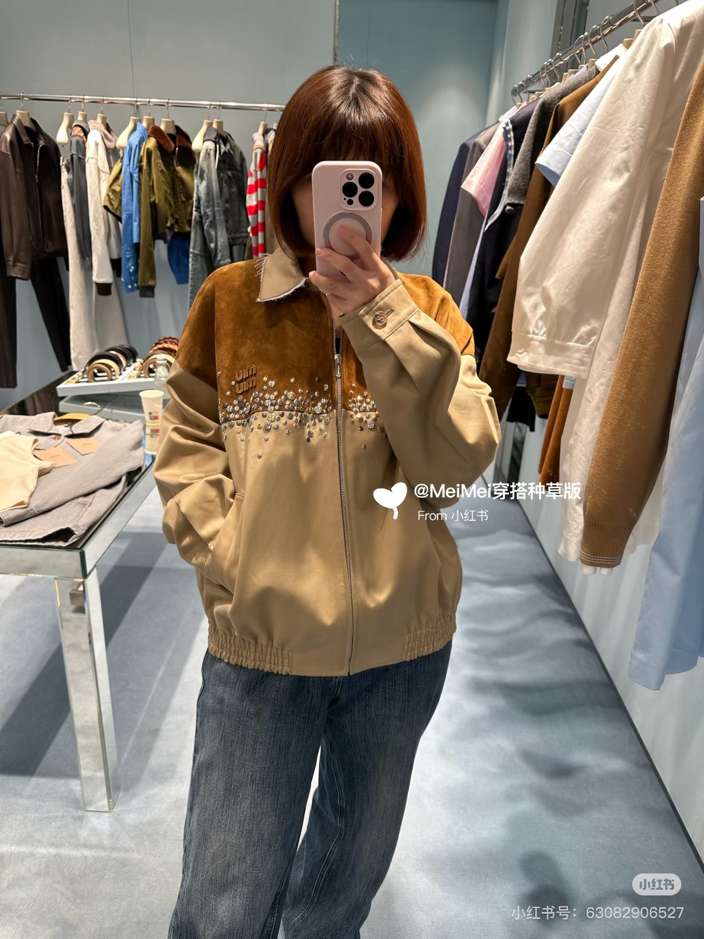 NO:951576,Style No. D26081055 MIUMI*U Miaojia's new early autumn style, fashionable and versatile imitation suede splicing twill contrasting fabric!  Small lapels at the neck, custom zipper placket, Miaojia logo icon on the chest, heavy diamond-encrusted steel beads embellished with loose version of the long-sleeved jacket!  (M size shoulder width 59, chest 126, sleeve length 51, clothing length 61), Miu Miu-clothing, miumiu, jackets & coats, jackets & coats, chamois leather,19860909款号D26081055 MIUMI*U缪家早秋新款 时髦百搭风仿麂皮绒拼接斜纹撞色面料！领口小翻领定制拉链门襟胸前缪家徽标图标重工镶钻钢珠点缀宽松版长袖夹克外套！（M码肩宽59,胸围126,袖长51,衣长61）,缪缪-服装,miumiu,jackets & coats,jackets & coats,chamois leather,,Women's clothing