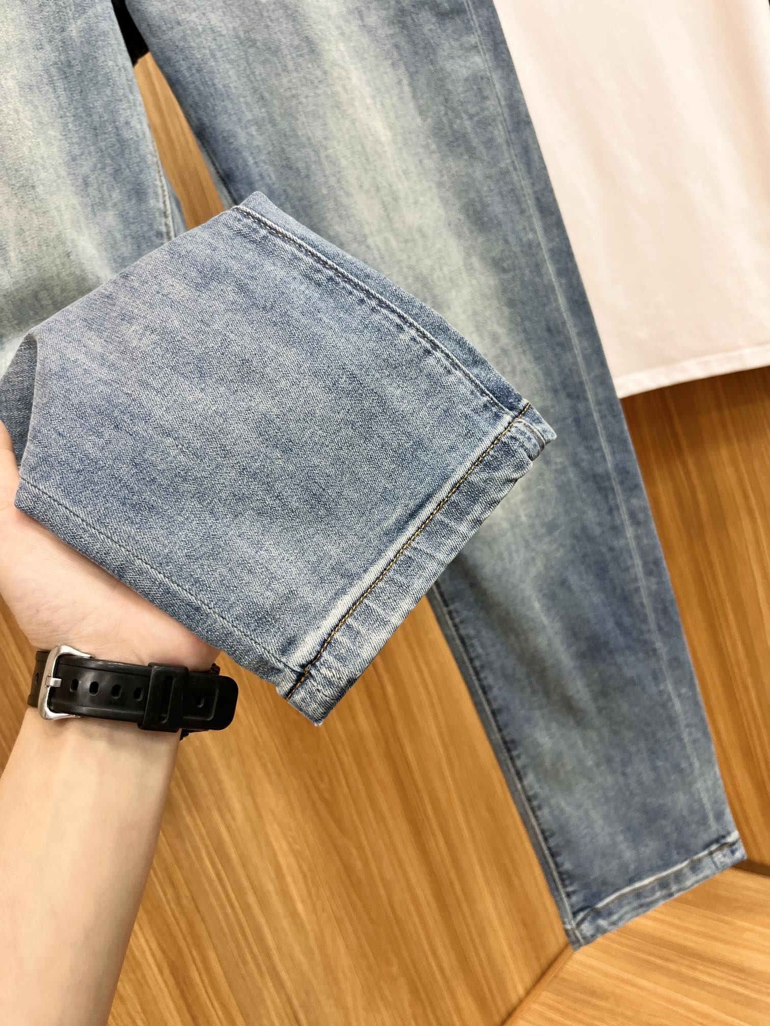 卡沃利2024年春夏最新品牛仔裤出入专卖店无压力专柜热销款品味与价值共享身穿着非常舒适低调不失奢华穿出去