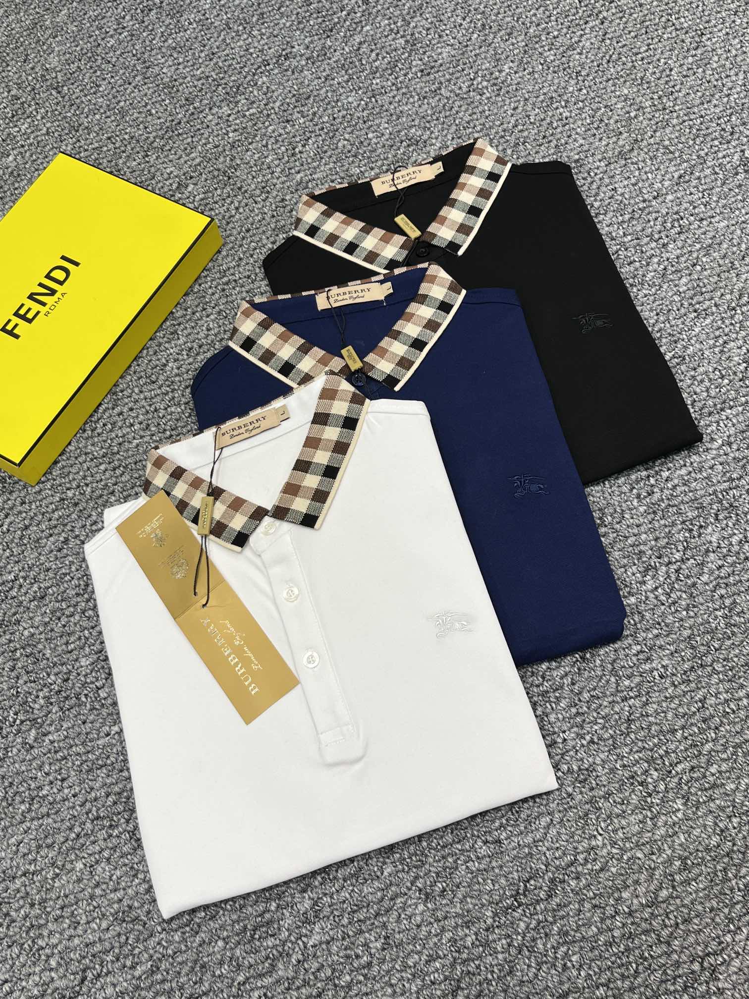 NO:153396,Burberry 2025# EA summer new short-sleeved T-shirt polo, customized bead floor fabric for customers, simple and fashionable style, super beautiful!  Simple and generous style!  Full of high-end feel, can be worn in all seasons. Color black and white size48-58,,burberry,T-shirt,tees,t-shirt,alexander wang19860909巴宝莉 2025# EA夏季新款短袖T恤polo,客供定制珠地面料,简单时尚款,超级好看！简单大方的款式！满满的高级感,四季可穿. 颜色黑色 白色 size48-58,,burberry,T-shirt,tees，t-shirt,alexander wang,Men's clothing