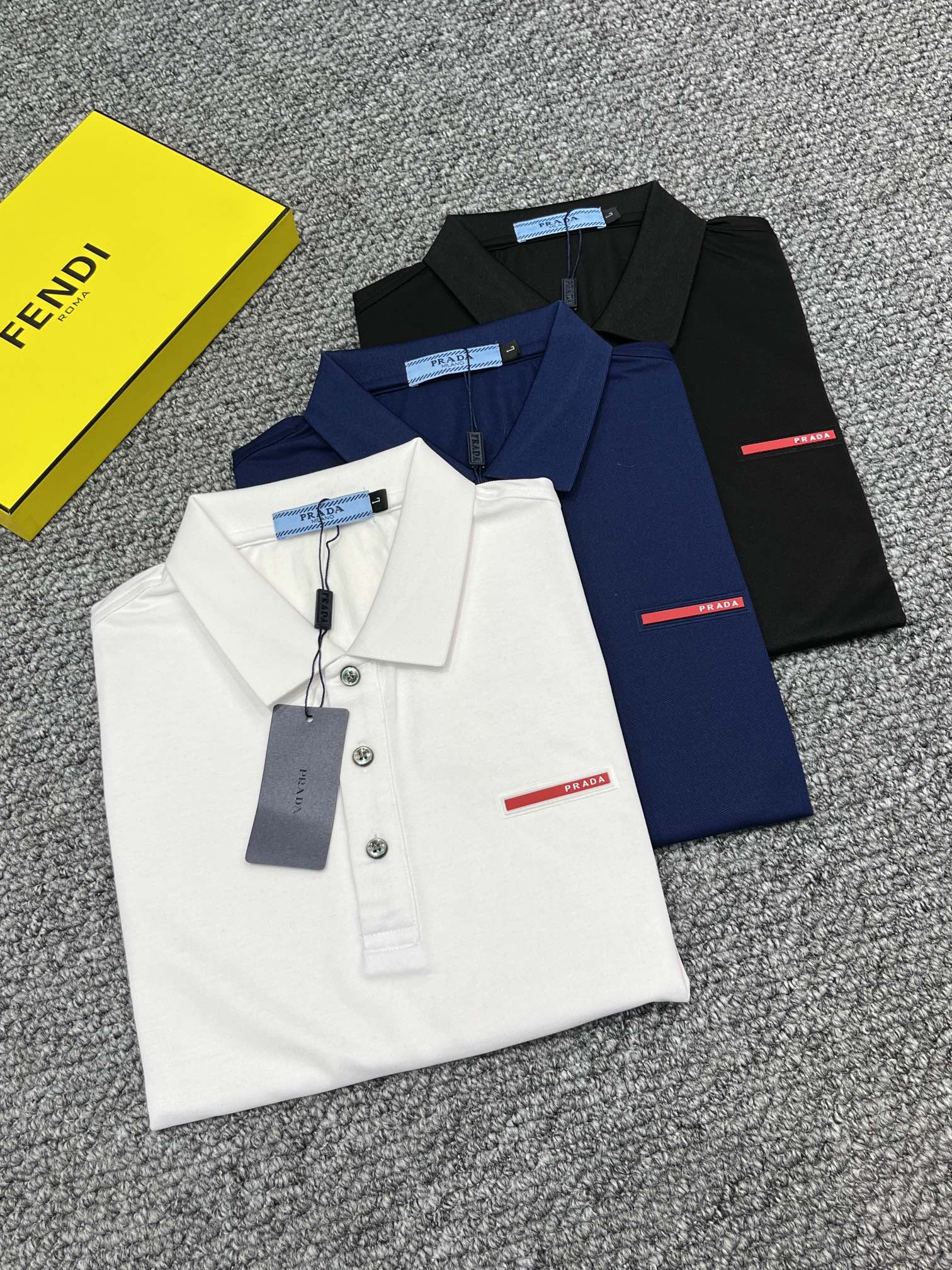 NO:153401,Prada 2025# EA summer new short-sleeved T-shirt polo, customized bead floor fabric for customers, simple and fashionable style, super beautiful!  Simple and generous style!  Full of high-end feel, can be worn in all seasons. Color black and white size48-58,,prada,T-shirt,tees,t-shirt,alexander wang19860909普拉达 2025# EA夏季新款短袖T恤polo,客供定制珠地面料,简单时尚款,超级好看！简单大方的款式！满满的高级感,四季可穿. 颜色黑色 白色 size48-58,,prada,T-shirt,tees，t-shirt,alexander wang,Men's clothing