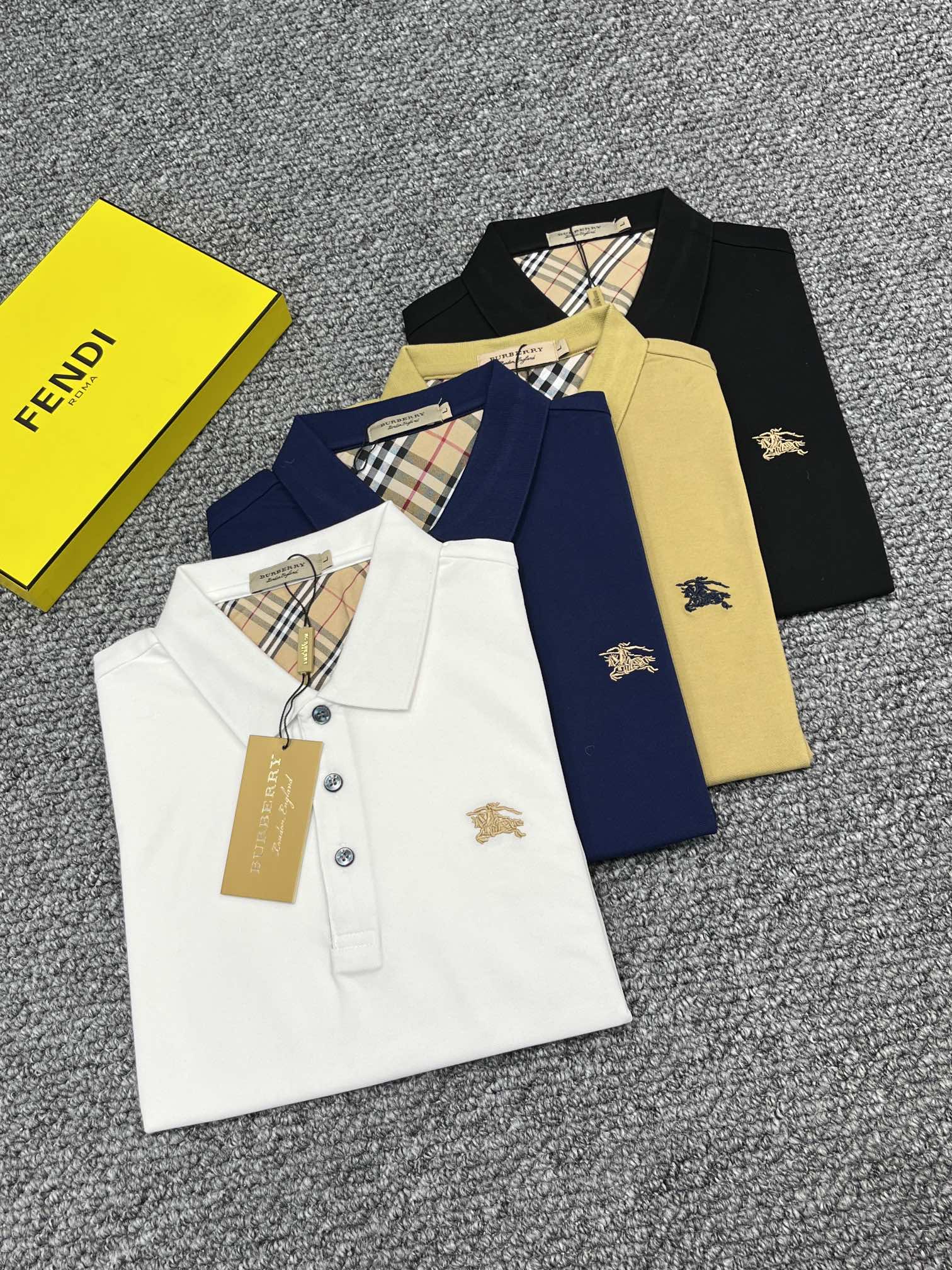 NO:153406,Burberry 2025# EA summer new short-sleeved T-shirt polo, customized bead floor fabric for customers, simple and fashionable style, super beautiful!  Simple and generous style!  Full of high-end feel, can be worn in all seasons. Color black and white size48-58,,burberry,T-shirt,tees,t-shirt,alexander wang19860909巴宝莉 2025# EA夏季新款短袖T恤polo,客供定制珠地面料,简单时尚款,超级好看！简单大方的款式！满满的高级感,四季可穿. 颜色黑色 白色 size48-58,,burberry,T-shirt,tees，t-shirt,alexander wang,Men's clothing