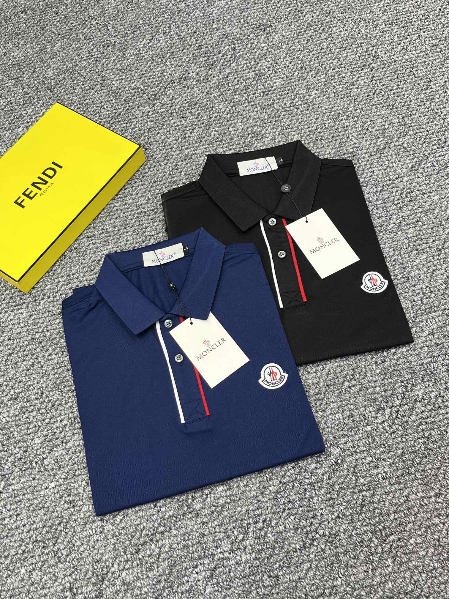 NO:482691,The same polo lapel short-sleeved T-shirt on the counter, customized fabric, texture mercerized cotton fabric is made of original elastic suede skin-friendly fabric, high elasticity and good retractability, adopts brand logo pattern, a must-have item for high-end people, and three original auxiliary materials are complete. Number M-4XL, Moncler, T-shirt,tees, t-shirt,alexander wang19860909蒙口 专柜同款polo 翻领短袖T恤 定制面料 质地丝光棉面料采用原厂弹力绒面亲肤面料,高弹力好伸缩,采用品牌Logo标志图案,高端人士必备单品,原厂辅料三标齐全.码数M-4XL,,Moncler,T-shirt,tees，t-shirt,alexander wang,Men's clothing