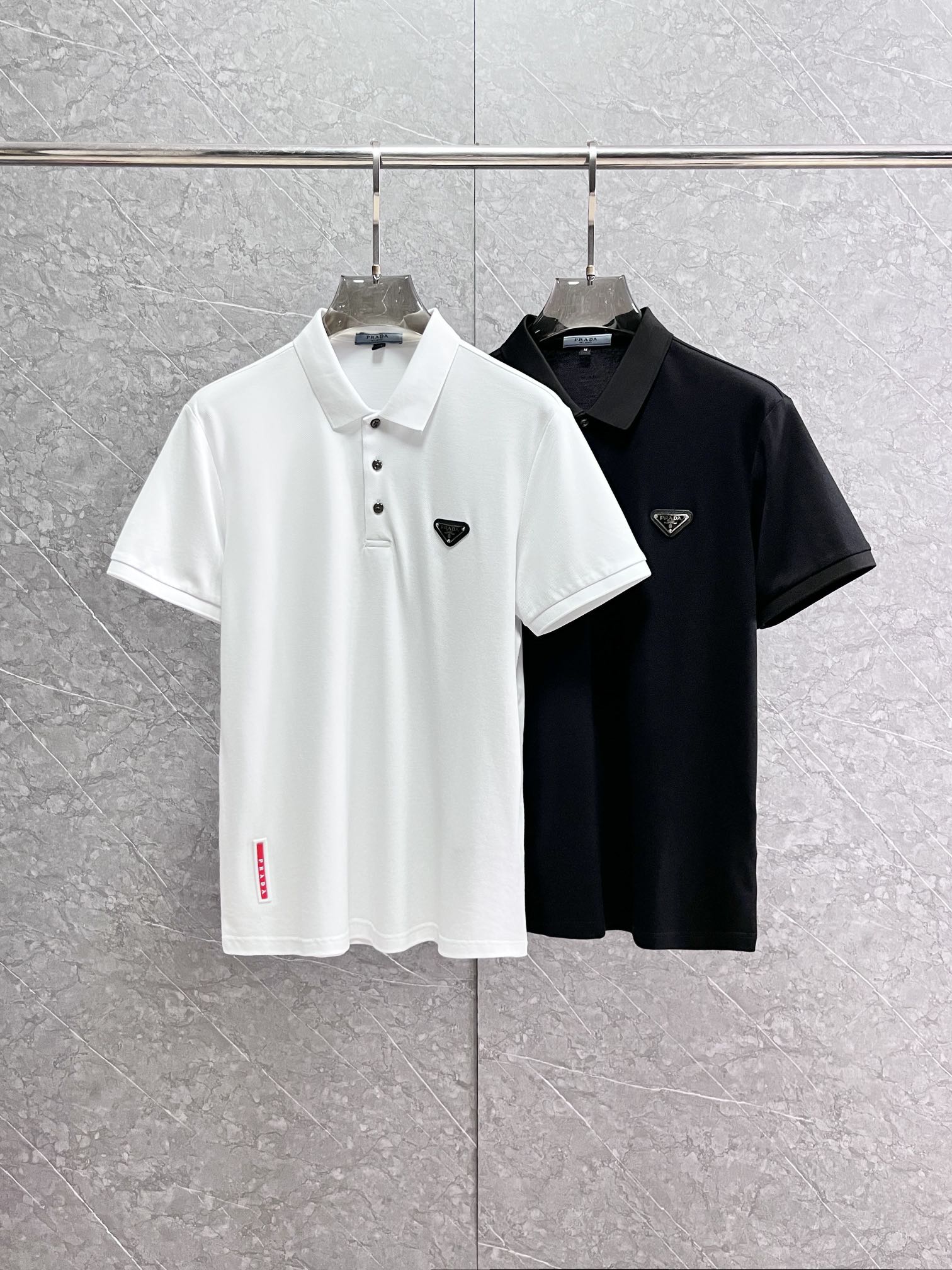 NO:482698,Prada counter with the same polo lapel short-sleeved T-shirt custom fabric texture mercerized cotton fabric is made of original elastic suede skin-friendly fabric, high elasticity and good retractability, adopts brand logo pattern, a must-have item for high-end people, and three original auxiliary materials are complete. Number M-4XL, prada, T-shirt,tees, t-shirt,alexander wang19860909普拉达 专柜同款polo 翻领短袖T恤 定制面料 质地丝光棉面料采用原厂弹力绒面亲肤面料,高弹力好伸缩,采用品牌Logo标志图案,高端人士必备单品,原厂辅料三标齐全.码数M-4XL,,prada,T-shirt,tees，t-shirt,alexander wang,Men's clothing