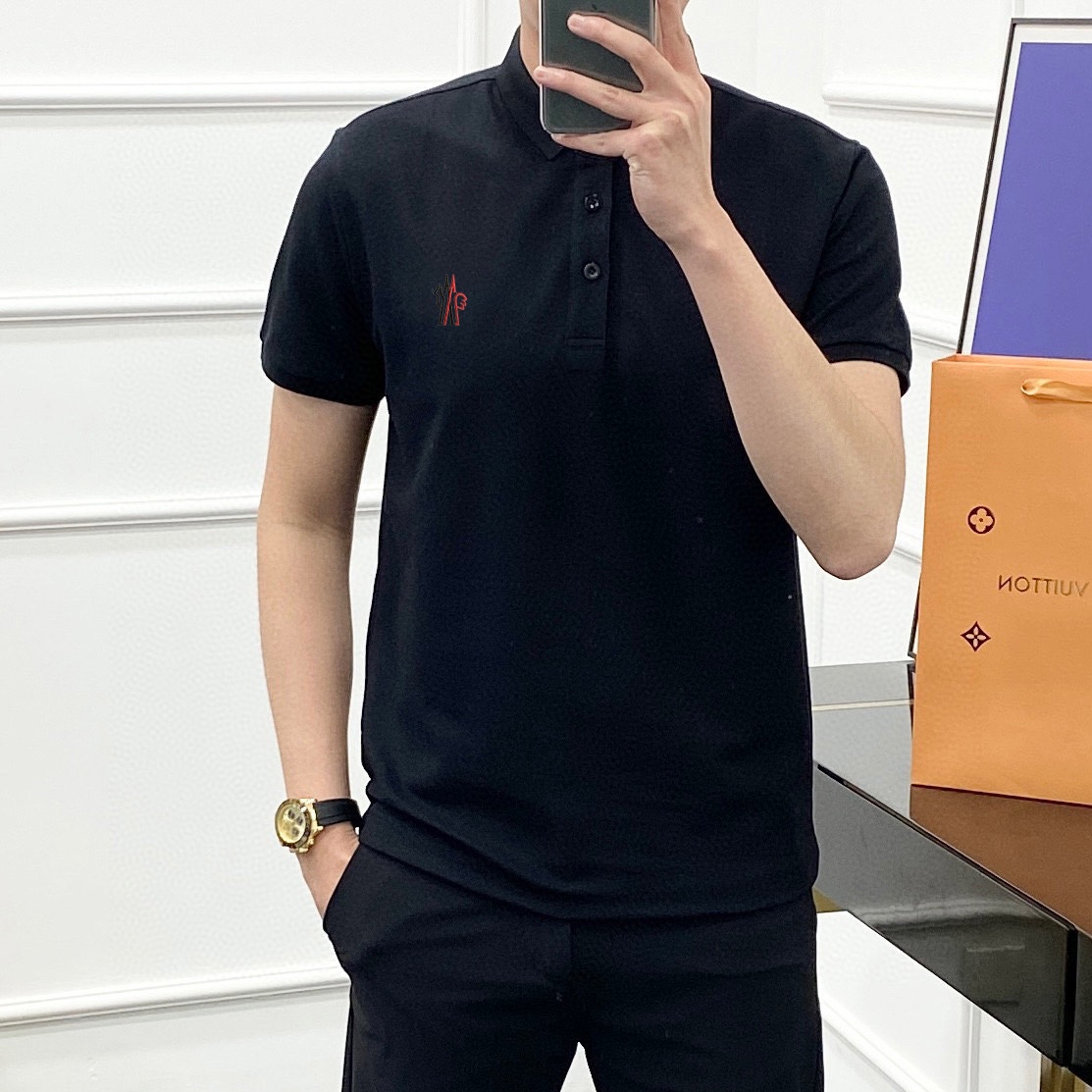 NO:468942,The masked mouth [small embroidery] New lapel short-sleeved POLO shirt for men in summer, customized fabric, breathable and comfortable, impeccable details, brand element design concept, reflecting high quality. The feel is delicate and soft!  It is casually cut, with a great upper body style!  Code number M-4XL, Moncler, T-shirt, alexander wang19860909蒙口【小刺绣】年夏季男士新款翻领短袖POLO衫,定制面料 透气舒适度高,细节无可挑剔,品牌元素设计理念,体现高品质.手感细腻柔软！呈现休闲裁剪,上身版型超赞！码数M-4XL,,Moncler,T-shirt,alexander wang,Men's clothing