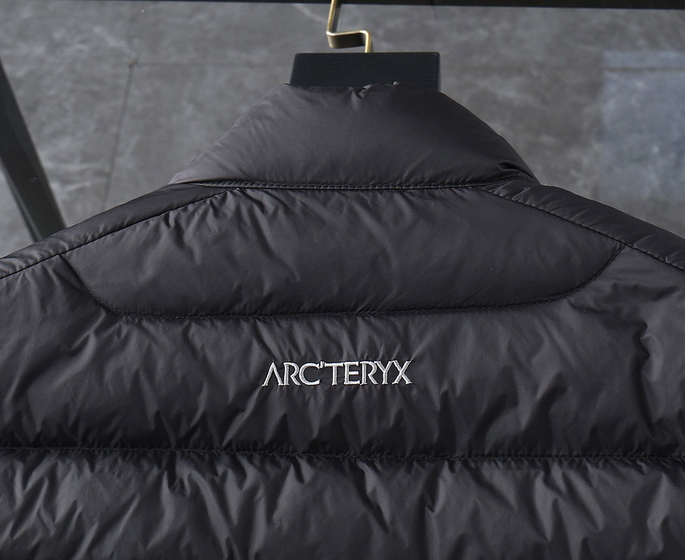 ARCTERYX/始祖鸟立领马甲热封绗缝+印花此款夹克甄选客供进口材质打造面料手感丝滑轻薄且富有质感具有