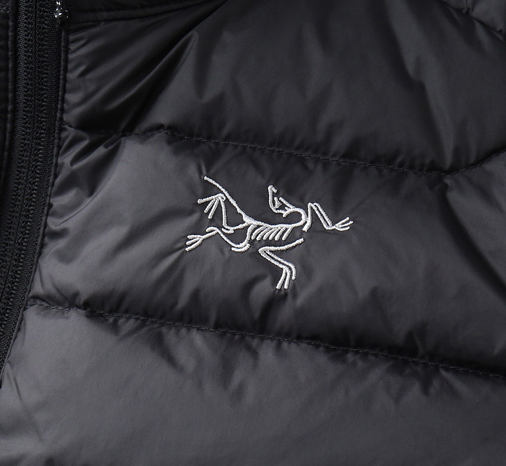 ARCTERYX/始祖鸟立领马甲热封绗缝+印花此款夹克甄选客供进口材质打造面料手感丝滑轻薄且富有质感具有