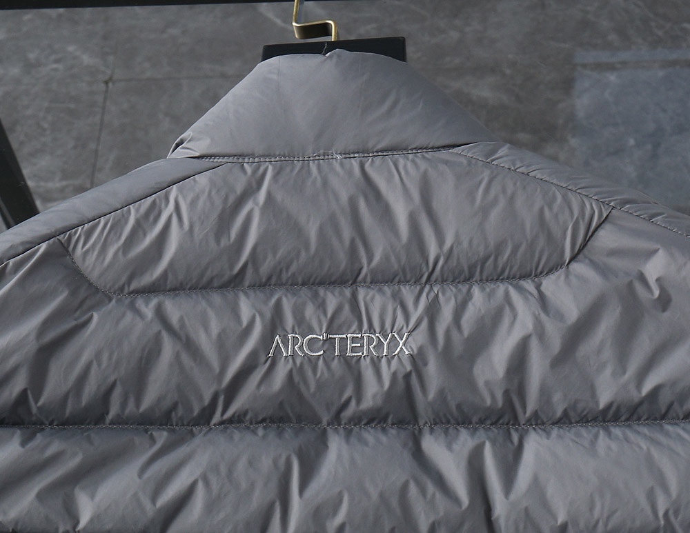 ARCTERYX/始祖鸟立领马甲热封绗缝+印花此款夹克甄选客供进口材质打造面料手感丝滑轻薄且富有质感具有