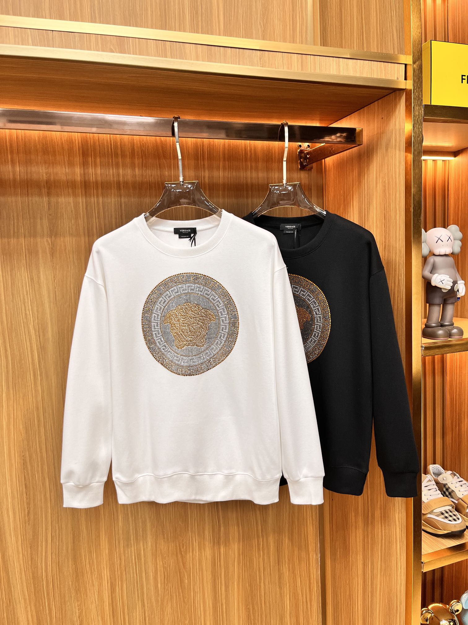 NO:530644,VER25S autumn men's long-sleeved sweatshirt... Medusa likes it, it doesn't need to be covered, it is deeply imprinted into your heart... It has strong durability and comfort, and a great cotton feel. Solid color series, the whole T-shirt is very natural in its state, the style is simple and atmospheric, and the outfit is convenient to commute!  !  !  Code number M-5XL, hoodie, sweatshirts,tees,t-shirt,alexander wang19860909VER25S秋季男士长袖卫衣..... 烫钻美杜莎喜欢就是喜欢, 无需掩盖, 深深印入你的内心……耐穿性和舒适度极强,超棒的棉感 纯色系列,整件T恤呈现的状态非常的自然,款式简单大气,穿搭便捷通勤！！！码数M-5XL,,hoodie,sweatshirts,tees，t-shirt,alexander wang,Men's clothing