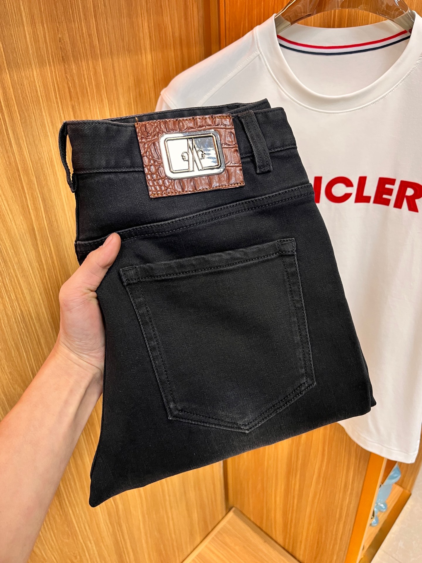 NO:117223,Supports the return and exchange after the New Year. The latest autumn and winter jeans are in the store without pressure. The counter is popular. Taste and value are shared. It is very comfortable to wear. It is low-key and luxurious. It is very classy when worn. The trouser style and cutting are not too much. The upper body is exquisite and vivid. It is truly first-class and top-quality. The real palace-grade casual pants are made of Turkish cotton and produce the most famous tannin cloth. The quality is excellent. It is heavy washed and makes the pants very soft. The straight-footed style is not picky. The upper body is absolutely stylish. L25 is extremely luxurious!  Size 29-38, Moncler, jeans, alexander wang19860909支持年后退换. 蒙口 秋冬最新品牛仔裤出入专卖店无压力 专柜热销款 品味与价值共享 身穿着非常舒适 低调不失奢华 穿出去非常有档次,裤型款式和裁剪亦无需多言 上身精致跃然.真正一等一顶级质料 真正殿堂级的休闲裤,选用土耳其的棉花 生产出最有名的单宁布 品质卓然 经过重水洗使得裤子很柔软 直脚的版型 不挑人 上身绝对的有型 L25 极度奢华！尺码29-38,,Moncler,jeans,alexander wang,Men's clothing