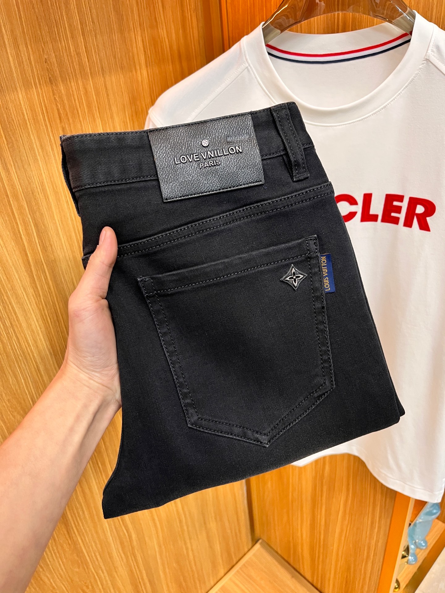 NO:117226,Supports the return and exchange after the New Year. LV jeans are in the latest autumn and winter products, and there is no pressure to go in and out of the store. The counter is popular. Taste and value are shared. It is very comfortable to wear. It is low-key and luxurious. It is very classy when worn. The trouser style and cutting are not too much. The upper body is exquisite and vivid. The true first-class quality is a truly palace-grade casual pants, which are made of Turkey's cotton, and produce the most famous tannin cloth. The quality is excellent. It is heavy washed and makes the pants very soft. The straight-footed style is not picky. The upper body is absolutely stylish. L25 is extremely luxurious!  Size 29-38, louis vuitton,jeans,alexander wang19860909支持年后退换. LV 秋冬最新品牛仔裤出入专卖店无压力 专柜热销款 品味与价值共享 身穿着非常舒适 低调不失奢华 穿出去非常有档次,裤型款式和裁剪亦无需多言 上身精致跃然.真正一等一顶级质料 真正殿堂级的休闲裤,选用土耳其的棉花 生产出最有名的单宁布 品质卓然 经过重水洗使得裤子很柔软 直脚的版型 不挑人 上身绝对的有型 L25 极度奢华！尺码29-38,,louis vuitton,jeans,alexander wang,Men's clothing