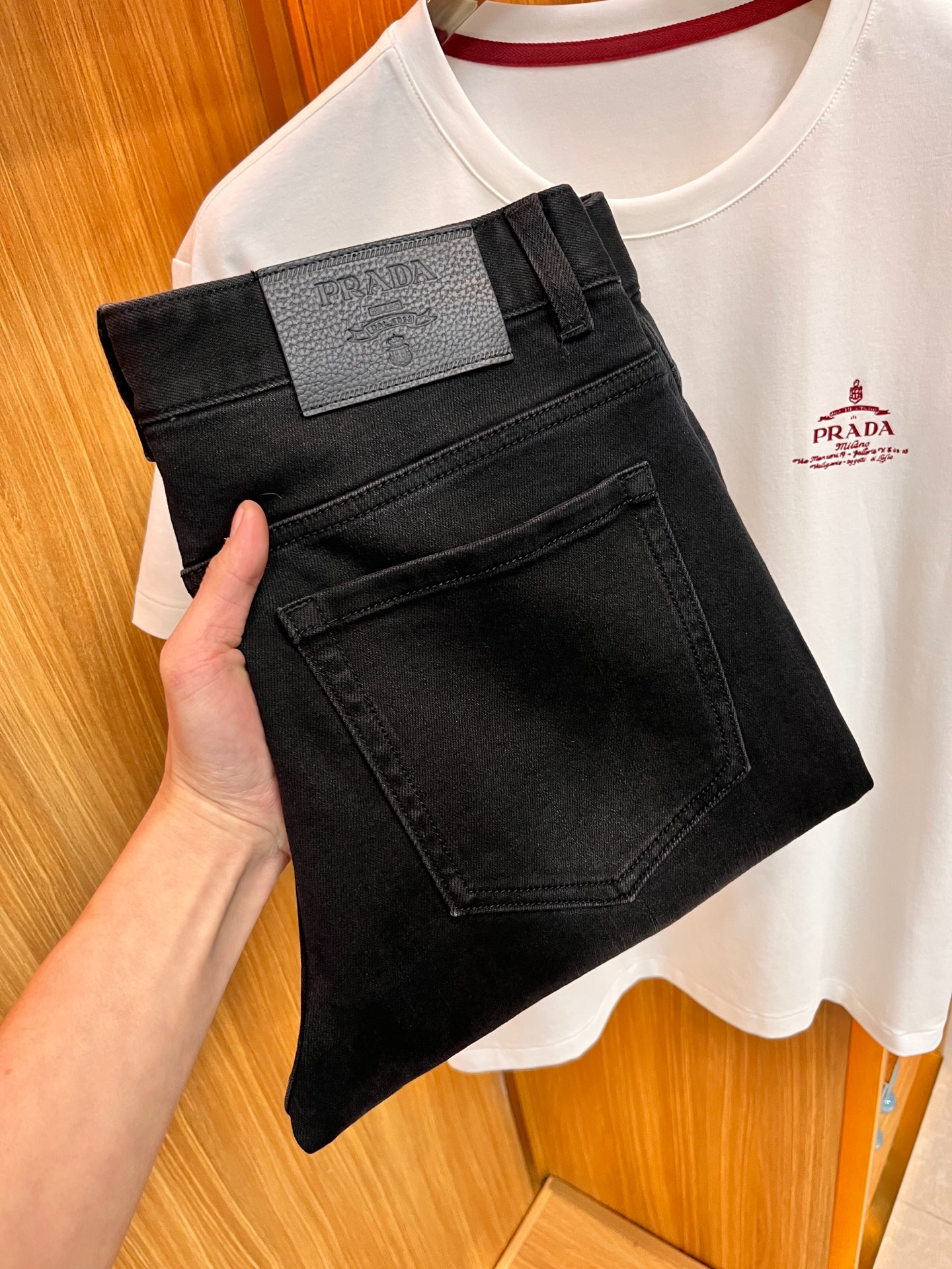 NO:117230,Supports the return and exchange after the New Year. Prada's latest autumn and winter jeans are stress-free when entering and leaving the store. Hot-selling counters, taste and value sharing. They are very comfortable to wear, low-key and luxurious. They are very classy when worn, and there is no need to say much about the style and cutting of the pants. The upper body is exquisite and vivid. The truly first-class quality is a truly palace-grade casual pants, which are made of Turkish cotton, and produce the most famous tannin cloth. The quality is excellent. The pants are soft after heavy washing. The straight-footed style is not picky. The upper body is absolutely stylish. L25 is extremely luxurious!  Size 29-38, prada, jeans, alexander wang19860909支持年后退换. 普拉达 秋冬最新品牛仔裤出入专卖店无压力 专柜热销款 品味与价值共享 身穿着非常舒适 低调不失奢华 穿出去非常有档次,裤型款式和裁剪亦无需多言 上身精致跃然.真正一等一顶级质料 真正殿堂级的休闲裤,选用土耳其的棉花 生产出最有名的单宁布 品质卓然 经过重水洗使得裤子很柔软 直脚的版型 不挑人 上身绝对的有型 L25 极度奢华！尺码29-38,,prada,jeans,alexander wang,Men's clothing