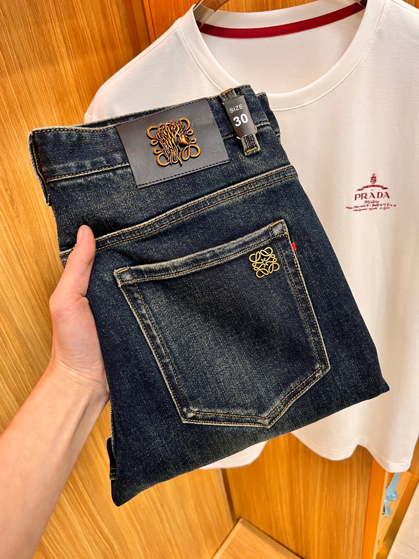 NO:117233,Supports the return and exchange after the New Year. Luo Yiwei's latest autumn and winter jeans are stress-free when entering and leaving the store. Hot-selling counters, taste and value sharing. They are very comfortable to wear, low-key and luxurious. They are very classy when worn, and there is no need to say much about the style and cutting of the pants. The upper body is exquisite and vivid. The truly first-class quality is a truly palace-level casual pants, which are made of Turkish cotton, and produce the most famous tannin cloth. The quality is excellent. The pants are soft after heavy washing. The straight-footed style is not picky. The upper body is absolutely stylish. L25 is extremely luxurious!  Size 29-38, loewe, jeans, alexander wang19860909支持年后退换. 罗意威 秋冬最新品牛仔裤出入专卖店无压力 专柜热销款 品味与价值共享 身穿着非常舒适 低调不失奢华 穿出去非常有档次,裤型款式和裁剪亦无需多言 上身精致跃然.真正一等一顶级质料 真正殿堂级的休闲裤,选用土耳其的棉花 生产出最有名的单宁布 品质卓然 经过重水洗使得裤子很柔软 直脚的版型 不挑人 上身绝对的有型 L25 极度奢华！尺码29-38,,loewe,jeans,alexander wang,Men's clothing