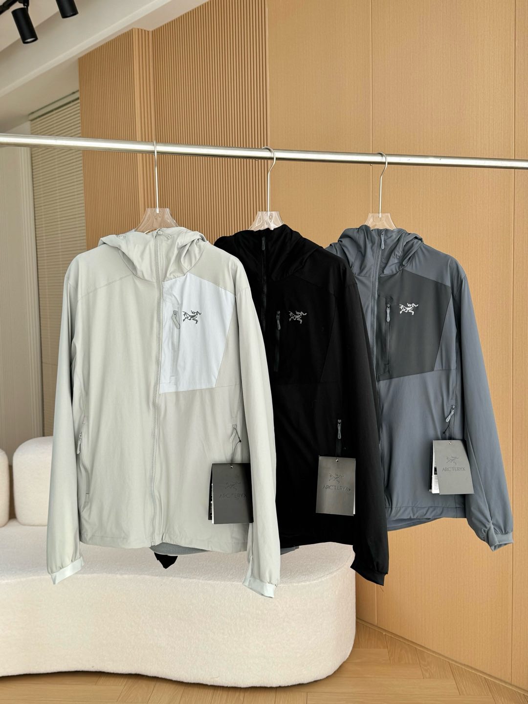 NO:117254,Supports the return and exchange after the New Year. / DELTA JAET Warm Color Block Men's Fleece Jacket Fleece Jacket is specially designed for rock climbing and alpine climbing. It uses Octa Lachel warp knitted knitted knitted fabric polyester fabric. It has good breathability, high temperature and weight ratio, and strong durability. The flat foot seams ensure that they are comfortable to wear. The fitting style is matched with splicing and tailoring, and can move freely. The neck protection design increases comfort, rich details and comprehensive angles. There is a splicing color design on the left chest, and there are brand logo embroidery. The clothes are equipped with hoods, which look both fashionable and practical, suitable for outdoor activities. The embroidery logo is exquisitely crafted, with neat and precise stitching, and the length and angle of each stitch are almost the same. There are no defects such as jumpers and leaks. The lines are smooth and natural, showing an extremely high production standard. All performances Breathable, high temperature and weight ratio, durable  Flat foot seams, comfortable to wear. Close-fitting style, splicing and tailoring, comfortable to move. Neck protection increases comfort. Use rock climbing, alpine climbing. Cut slim style. Fabric Octa Lachel warp knitted knitted fabric-polyester. Size M-2XL,,jackets & coats,hats,alexander wang.19860909支持年后退换. / DELTA JAET 保暖拼色男子抓绒衫外套 抓绒衣专为攀岩、高山攀登设计,采用Octa拉歇尔经编针织物聚酯纤维面料.透气性能佳,高温暖重量比,耐用性强.平脚接缝确保穿着贴身舒适,贴身款式搭配拼接剪裁,活动自如.护脖设计增加舒适度,细节丰富、角度全面. 左胸处有拼接色设计,并有品牌标志刺绣.衣服配有连帽,整体看起来既时尚又实用,适合户外活动. 刺绣标志工艺精湛,针脚整齐、精确,严密缝合,每一针的长度和角度都几乎一致,没有跳线、漏线等瑕疵,线条流畅自然 ,展现出极高的制作水准. 全部性能 透气,高温暖重量比率,耐用 平脚接缝,穿着贴身舒适 贴身款式、拼接剪裁,活动舒适自如 护脖增加舒适度 用途攀岩,高山攀登 裁切修身款式 面料Octa拉歇尔经编针织物-聚酯纤维 尺码M-2XL,,jackets & coats,hats,alexander wang,Men's clothing