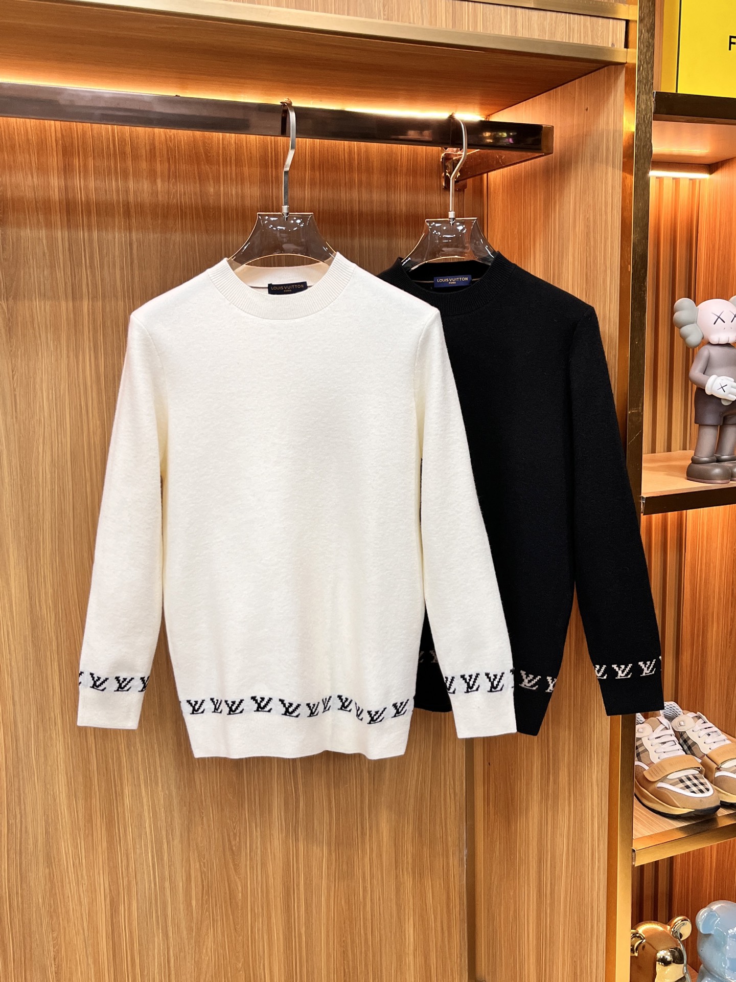 NO:565054,LV 2025 new color-blocked men's crew neck sweater for autumn and winter. The main selling points are fabric and tailoring. The imported 100 pure wool makes the wearing experience more comfortable. The skin-friendly strength and softness are very high. The fabric texture and comfort are at the peak. The skin-friendly is excellent. The appearance is extremely superior. Exquisite handwork, tight stitching, and excellent fit and tailoring.  The letter logo and stripes are classic and slimming, and the embroidered logo on the chest of the clothes is really eye-catching. It is worthy of being an item produced by a century-old brand. It is fashionable and individual and full of high street temperament. It relies purely on the pattern and small details to create unique fashion performance. It is naturally high street style and suitable for everyone. Sizes M-3xl, louis vuitton, sweaters, alexander wang19860909LV 2025秋冬新款拼色男士圆领毛衣 以面料和裁剪为主要卖点,客供进口100纯羊毛让穿着感受更加的舒适亲肤强度和柔软度非常高,面料质感和舒适度达到登峰造极,亲肤性极佳,品相极为优越,精湛手工参与,走线严丝合缝,精良合体剪裁 字母Logo加条纹经典显瘦,衣服胸前刺绣logo真的太吸睛了,不愧为百年老品牌出品的单品,时髦又个性充满了高街气质,纯粹依靠版型以及小细节打造独特时尚性能,自然而然的高街有型,适合每一个人的穿搭 尺码M-3xl,,louis vuitton,sweaters,alexander wang,Men's clothing