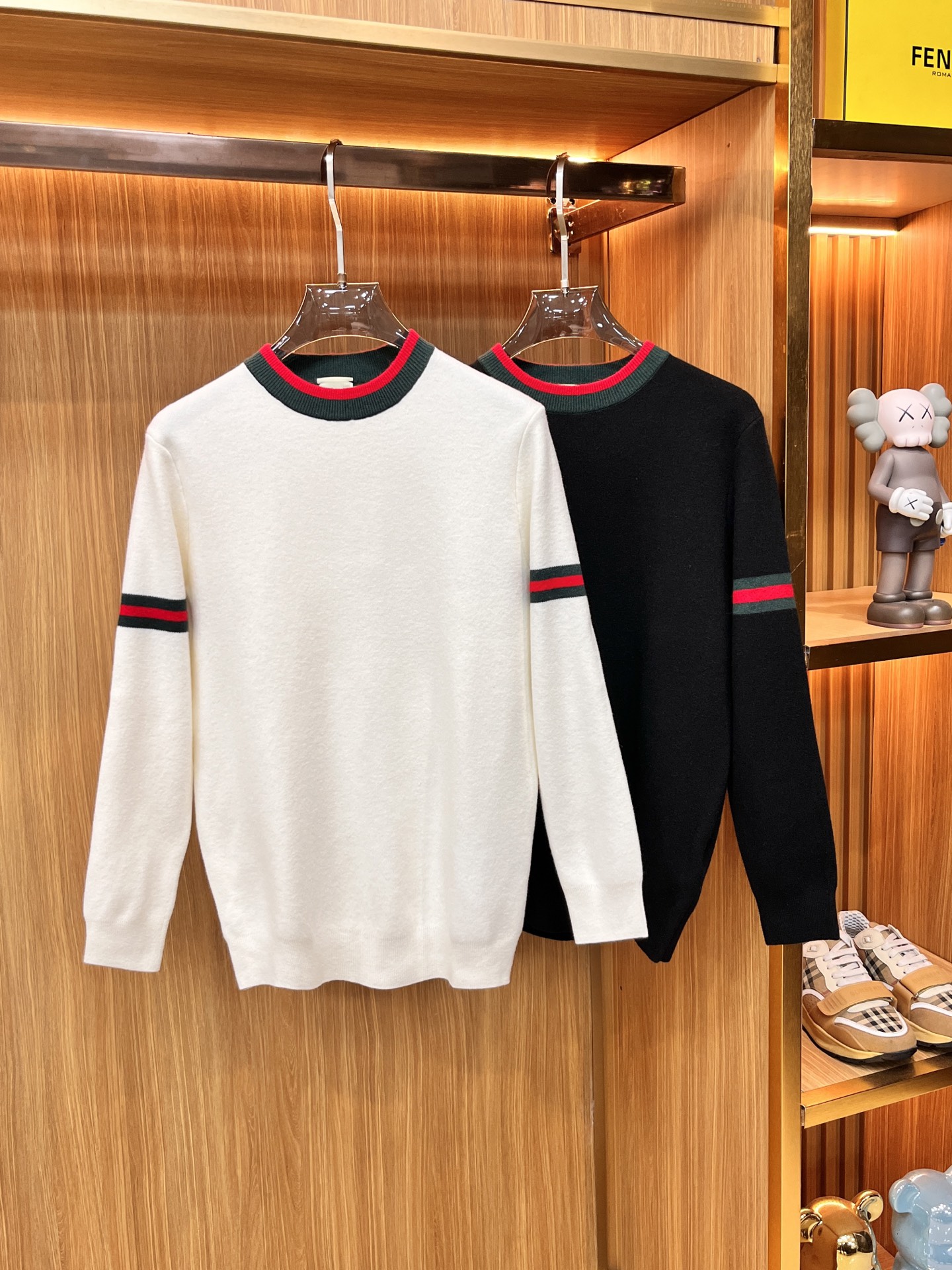 NO:565059,Gucci's 2025 new color-blocked men's crew neck sweater for autumn and winter. The main selling points are fabric and tailoring. 100 pure wool is imported from customers to make the wearing experience more comfortable. The skin-friendly strength and softness are very high. The fabric texture and comfort are at their peak. The skin-friendly nature is excellent. The appearance is extremely superior. It has exquisite handwork, tight stitching, and excellent fit and tailoring.  The letter logo and stripes are classic and slimming, and the embroidered logo on the chest of the clothes is really eye-catching. It is worthy of being an item produced by a century-old brand. It is fashionable and individual and full of high-street temperament. It relies purely on the pattern and small details to create unique fashion performance. It is naturally high-street stylish and suitable for everyone. Size M-3xl,,sweaters,alexander wang19860909古奇 2025秋冬新款拼色男士圆领毛衣 以面料和裁剪为主要卖点,客供进口100纯羊毛让穿着感受更加的舒适亲肤强度和柔软度非常高,面料质感和舒适度达到登峰造极,亲肤性极佳,品相极为优越,精湛手工参与,走线严丝合缝,精良合体剪裁 字母Logo加条纹经典显瘦,衣服胸前刺绣logo真的太吸睛了,不愧为百年老品牌出品的单品,时髦又个性充满了高街气质,纯粹依靠版型以及小细节打造独特时尚性能,自然而然的高街有型,适合每一个人的穿搭 尺码M-3xl,,sweaters,alexander wang,Men's clothing