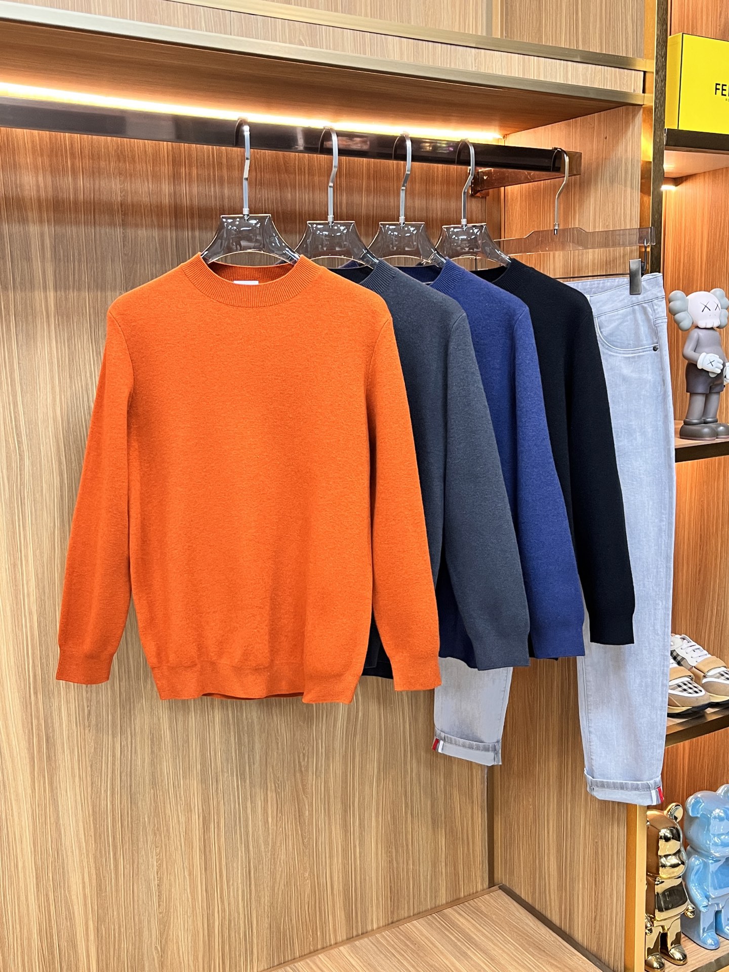 NO:565065,Burberry's 2025 new color-blocked men's crew neck sweater for autumn and winter. The main selling points are fabric and tailoring. 100 pure wool is imported from customers to make the wearing experience more comfortable. The skin-friendly strength and softness are very high. The texture and comfort of the fabric are at its peak. It has excellent skin-friendliness and excellent appearance. It has exquisite handwork, tight stitching, and excellent fit and tailoring.  The letter logo and stripes are classic and slimming, and the embroidered logo on the chest of the clothes is really eye-catching. It is worthy of being an item produced by a century-old brand. It is fashionable and individual and full of high street temperament. It relies purely on the pattern and small details to create unique fashion performance. It is naturally high street style and suitable for everyone. Sizes M-3xl, burberry, sweaters, alexander wang19860909巴宝莉 2025秋冬新款拼色男士圆领毛衣 以面料和裁剪为主要卖点,客供进口100纯羊毛让穿着感受更加的舒适亲肤强度和柔软度非常高,面料质感和舒适度达到登峰造极,亲肤性极佳,品相极为优越,精湛手工参与,走线严丝合缝,精良合体剪裁 字母Logo加条纹经典显瘦,衣服胸前刺绣logo真的太吸睛了,不愧为百年老品牌出品的单品,时髦又个性充满了高街气质,纯粹依靠版型以及小细节打造独特时尚性能,自然而然的高街有型,适合每一个人的穿搭 尺码M-3xl,,burberry,sweaters,alexander wang,Men's clothing