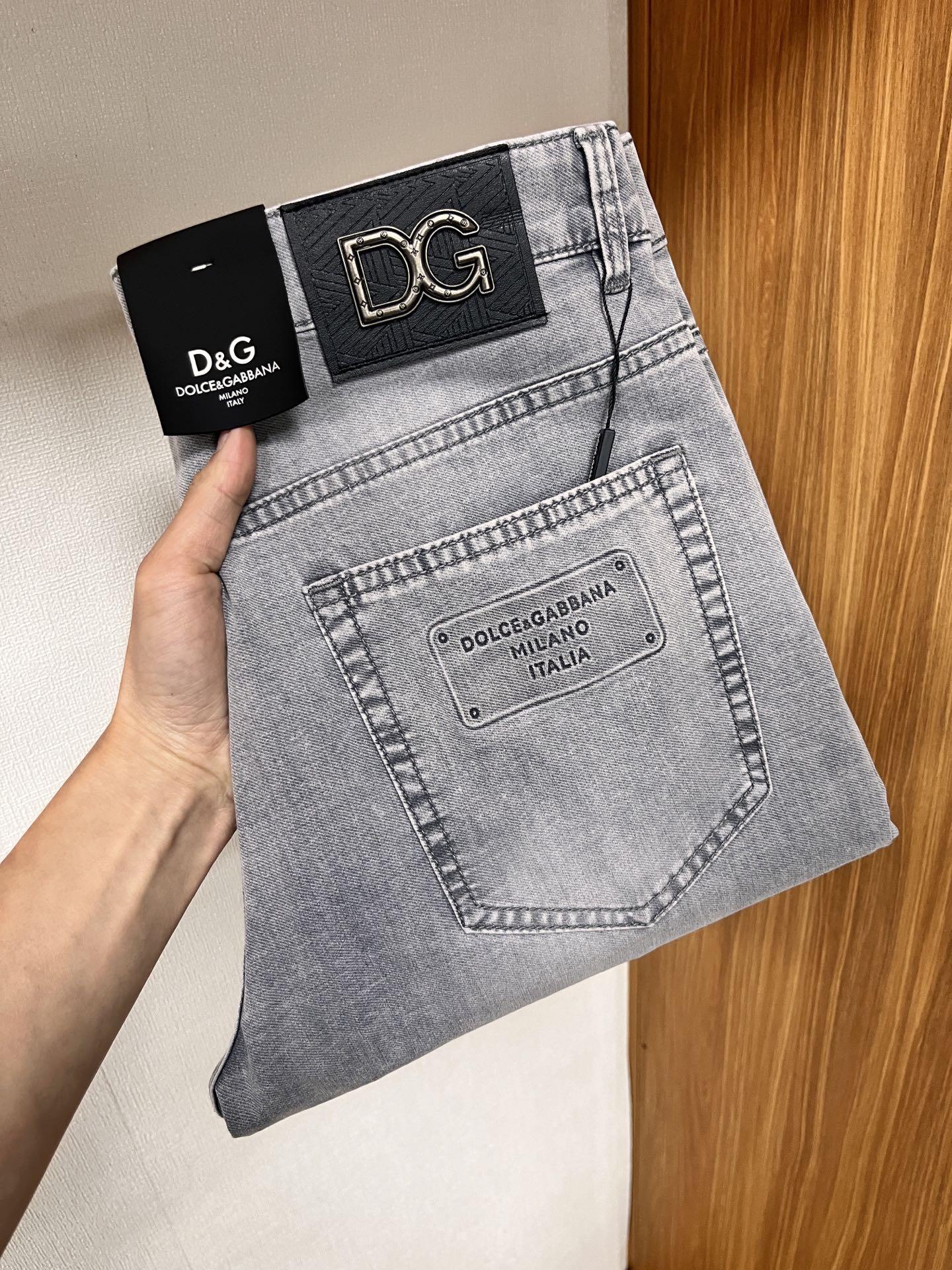 NO:153418,DG [2025 Spring New Product] European Station Men's Business Casual Jeans When business meets casualness, when classic collides fashion, in spring 2025, we bring you a brand new European Station Men's Business Casual Jeans!  Selected high-quality fabrics, soft and comfortable, and breathable, allowing you to remain refreshing and comfortable during busy working days. The design is simple without losing style, perfectly blending business and leisure elements, whether in office or weekend parties, you can easily control it and show your unique taste. Meeting your outfit needs in different occasions, making your wardrobe rejuvenated. K12 slim tailoring, fits the body, highlights the men's uprightness and confidence. The details show craftsmanship, and each stitch has been carefully polished to ensure quality and comfort coexist. Size 29-40, Dolce & Gabbana, jeans, alexander wang19860909DG【2025春季新品】欧洲站男士商务休闲牛仔裤 当商务遇上休闲,当经典碰撞时尚,2025年春季,我们为您带来全新欧洲站男士商务休闲牛仔裤！ 精选高品质面料,柔软舒适,透气性极佳,让您在繁忙的工作日中依然保持清爽与自在. 设计简约而不失格调,完美融合商务与休闲元素,无论是办公室还是周末聚会,都能轻松驾驭,展现您的独特品味. 满足您不同场合的穿搭需求,让您的衣橱焕发新生.K12 修身剪裁,贴合身形,凸显男士的挺拔与自信.细节之处彰显匠心,每一个针脚都经过精心打磨,确保品质与舒适并存. 尺码29-40,,Dolce&Gabbana,jeans,alexander wang,Men's clothing