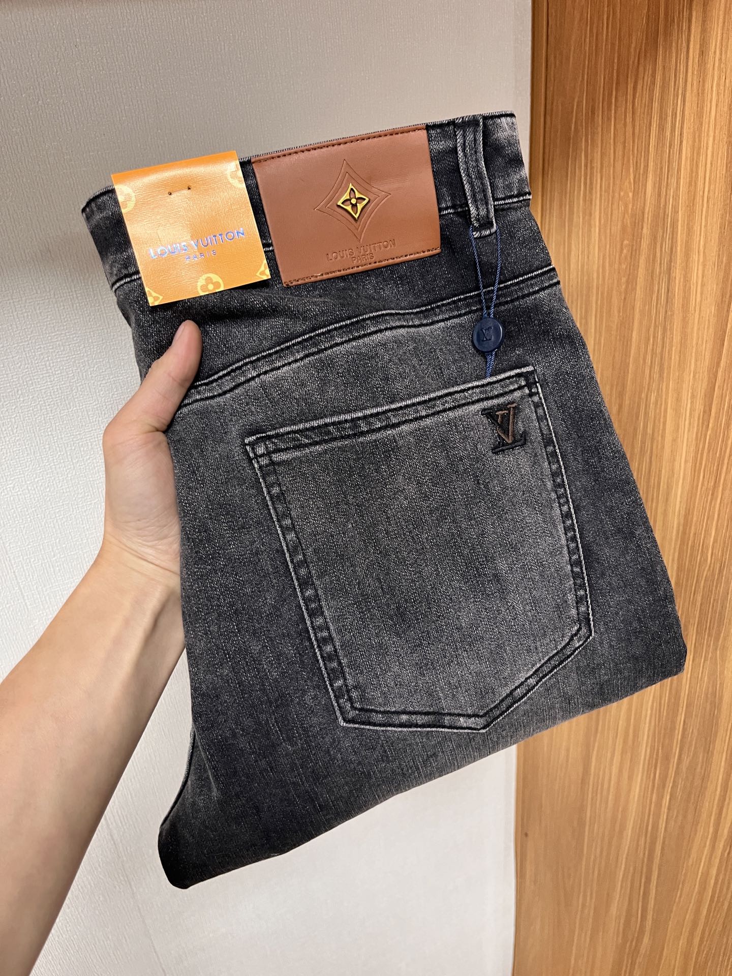 NO:156345,LV [2025 Spring New Product] European Station Men's Business Casual Jeans When business meets casualness, when classic collides fashion, in spring 2025, we bring you a brand new European Station Men's Business Casual Jeans!  Selected high-quality fabrics, soft and comfortable, and breathable, allowing you to remain refreshing and comfortable during busy working days. The design is simple without losing style, perfectly blending business and leisure elements, whether in office or weekend parties, you can easily control it and show your unique taste. Meeting your outfit needs in different occasions, making your wardrobe rejuvenated. K12 slim tailoring, fits the body, highlights the men's uprightness and confidence. The details show craftsmanship, and each stitch has been carefully polished to ensure the coexistence of quality and comfort. Size 29-40,,louis vuitton,jeans,alexander wang19860909LV【2025春季新品】欧洲站男士商务休闲牛仔裤 当商务遇上休闲,当经典碰撞时尚,2025年春季,我们为您带来全新欧洲站男士商务休闲牛仔裤！ 精选高品质面料,柔软舒适,透气性极佳,让您在繁忙的工作日中依然保持清爽与自在. 设计简约而不失格调,完美融合商务与休闲元素,无论是办公室还是周末聚会,都能轻松驾驭,展现您的独特品味. 满足您不同场合的穿搭需求,让您的衣橱焕发新生.K12 修身剪裁,贴合身形,凸显男士的挺拔与自信.细节之处彰显匠心,每一个针脚都经过精心打磨,确保品质与舒适并存. 尺码29-40,,louis vuitton,jeans,alexander wang,Men's clothing