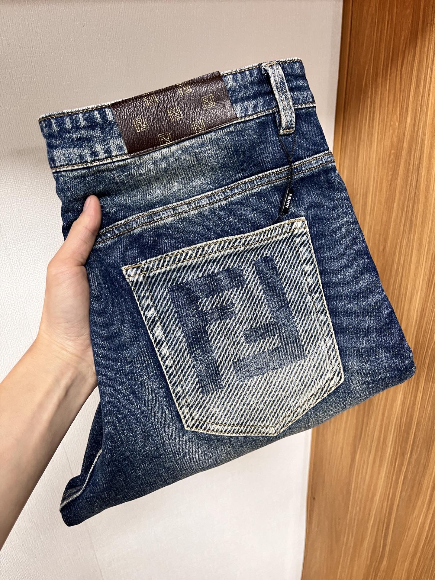 NO:156342,Fendi [New Products for Spring 2025] European Station Men's Business Casual Jeans When business meets casualness, when classic collides fashion, in spring 2025, we bring you a brand new European Station Men's Business Casual Jeans!  Selected high-quality fabrics, soft and comfortable, and breathable, allowing you to remain refreshing and comfortable during busy working days. The design is simple without losing style, perfectly blending business and leisure elements, whether in office or weekend parties, you can easily control it and show your unique taste. Meeting your outfit needs in different occasions, making your wardrobe rejuvenated. K12 slim tailoring, fits the body, highlights the uprightness and confidence of men. The details show craftsmanship, and each stitch has been carefully polished to ensure quality and comfort coexist. Size 29-40,,fendi,jeans,alexander wang19860909芬迪【2025春季新品】欧洲站男士商务休闲牛仔裤 当商务遇上休闲,当经典碰撞时尚,2025年春季,我们为您带来全新欧洲站男士商务休闲牛仔裤！ 精选高品质面料,柔软舒适,透气性极佳,让您在繁忙的工作日中依然保持清爽与自在. 设计简约而不失格调,完美融合商务与休闲元素,无论是办公室还是周末聚会,都能轻松驾驭,展现您的独特品味. 满足您不同场合的穿搭需求,让您的衣橱焕发新生.K12 修身剪裁,贴合身形,凸显男士的挺拔与自信.细节之处彰显匠心,每一个针脚都经过精心打磨,确保品质与舒适并存. 尺码29-40,,fendi,jeans,alexander wang,Men's clothing