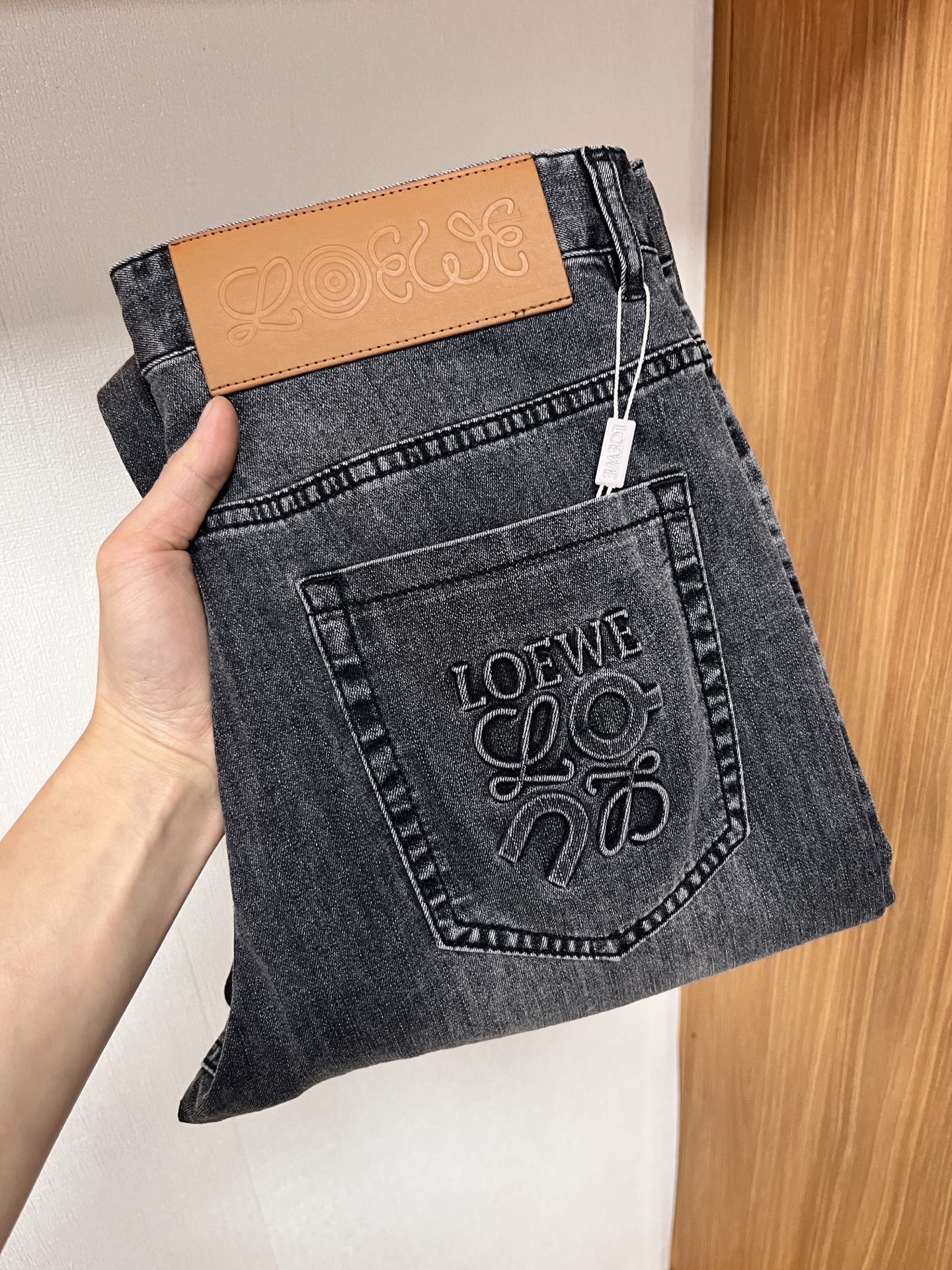 NO:156339,Luo Yiwei [2025 Spring New Product] European Station Men's Business Casual Jeans When business meets casualness, when classic collides fashion, in spring 2025, we bring you a brand new European Station Men's Business Casual Jeans!  Selected high-quality fabrics, soft and comfortable, and breathable, allowing you to remain refreshing and comfortable during busy working days. The design is simple but not lacking in style, perfectly blending business and leisure elements, and can be easily controlled by the office or weekend parties, showing your unique taste. Meet your outfit needs in different occasions and make your wardrobe rejuvenate. K12 slim tailoring, fits the body, highlights the men's uprightness and confidence. The details show the ingenuity, and each stitch has been carefully polished to ensure the coexistence of quality and comfort. Size 29-40,,loewe,jeans,alexander wang19860909罗意威【2025春季新品】欧洲站男士商务休闲牛仔裤 当商务遇上休闲,当经典碰撞时尚,2025年春季,我们为您带来全新欧洲站男士商务休闲牛仔裤！ 精选高品质面料,柔软舒适,透气性极佳,让您在繁忙的工作日中依然保持清爽与自在. 设计简约而不失格调,完美融合商务与休闲元素,无论是办公室还是周末聚会,都能轻松驾驭,展现您的独特品味. 满足您不同场合的穿搭需求,让您的衣橱焕发新生.K12 修身剪裁,贴合身形,凸显男士的挺拔与自信.细节之处彰显匠心,每一个针脚都经过精心打磨,确保品质与舒适并存. 尺码29-40,,loewe,jeans,alexander wang,Men's clothing