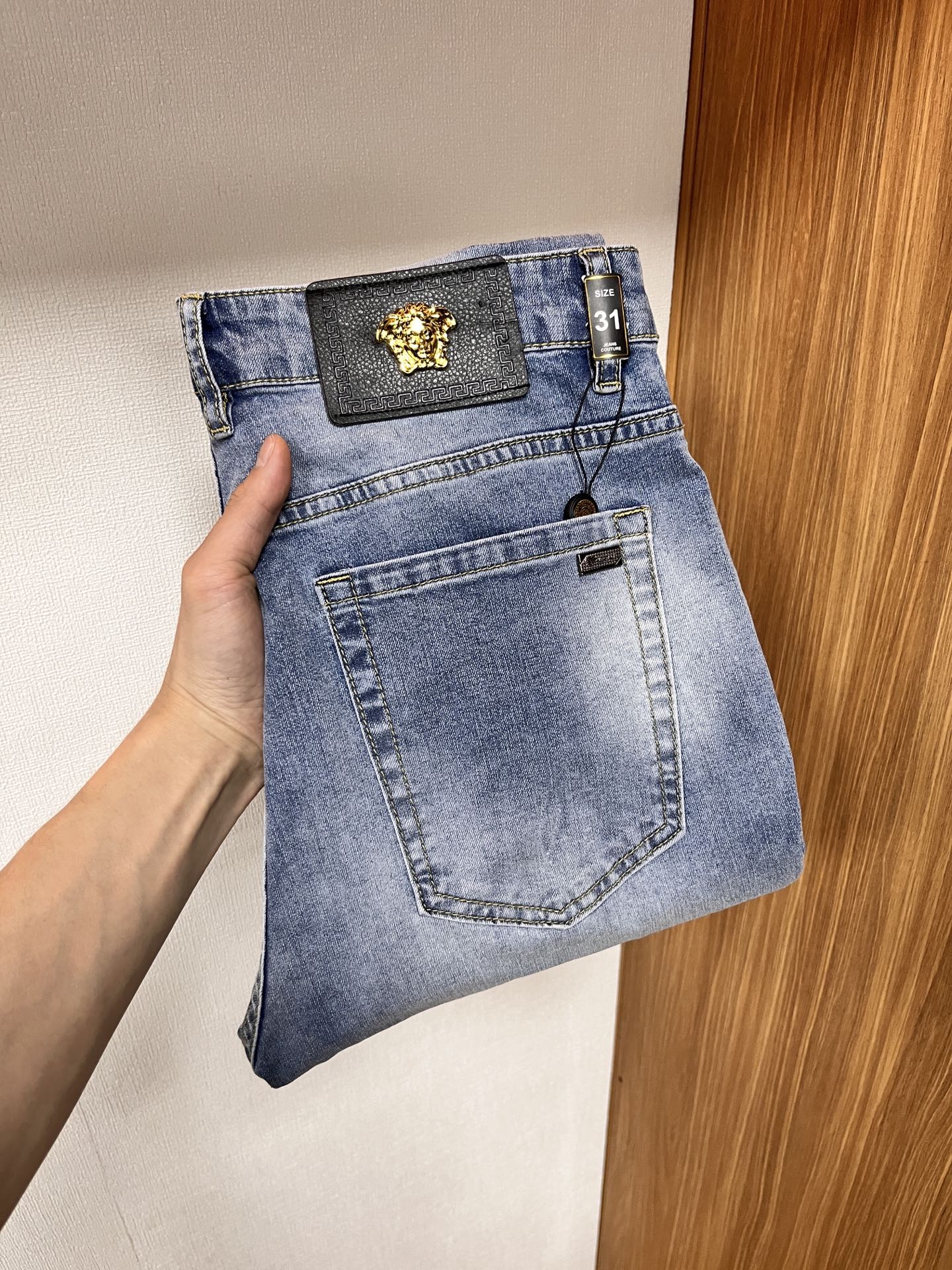 NO:483332,Versace Spring 2025 new original single jeans!  Italian luxury men's blue jeans, imported washing tannin, exquisite counter hardware, high-quality genuine leather brand SS13 first-class washing technology, YKK brand special zipper, men's elastic slim straight jeans, simple and versatile size 29-38,,versace,jeans,alexander wang19860909范思哲 2025年春季新款原单牛仔裤！意大利奢侈品男士蓝色牛仔裤 选用进口水洗丹宁布 精致的专柜五金,上等真皮皮牌 SS13 一流洗水工艺 YKK大牌专用拉链,男士弹力修身小直筒牛仔裤 简洁百搭尺码29-38,,versace,jeans,alexander wang,Men's clothing