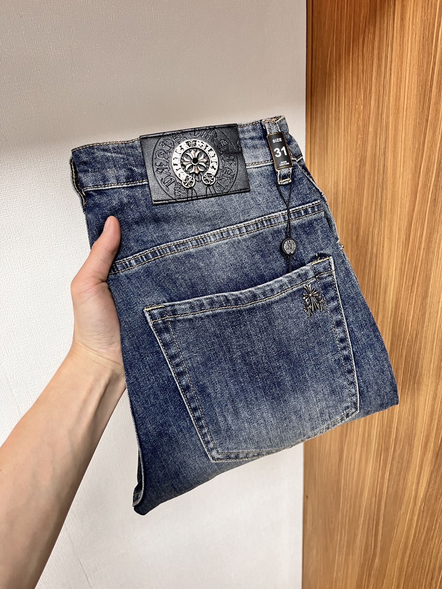 NO:483340,Croxin Spring 2025 new original single jeans!  Italian luxury men's blue jeans, imported washing tannin, exquisite counter hardware, high-quality genuine leather brand SS13 first-class washing technology, YKK brand special zipper, men's elastic slim straight jeans, simple and versatile size 29-38,,chrome hearts, jeans, alexander wang19860909克罗心 2025年春季新款原单牛仔裤！意大利奢侈品男士蓝色牛仔裤 选用进口水洗丹宁布 精致的专柜五金,上等真皮皮牌 SS13 一流洗水工艺 YKK大牌专用拉链,男士弹力修身小直筒牛仔裤 简洁百搭尺码29-38,,chrome hearts,jeans,alexander wang,Men's clothing