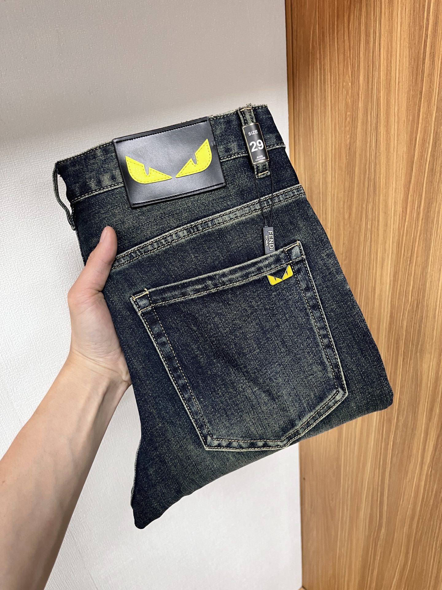 NO:446045,Fendi Spring 2025 new original single jeans!  Italian luxury men's blue jeans, imported washing tannin, exquisite counter hardware, high-quality genuine leather brand SS13 first-class washing technology, YKK brand special zipper, men's elastic slim straight jeans, simple and versatile size 29-38,,fendi, jeans, alexander wang19860909芬迪 2025年春季新款原单牛仔裤！意大利奢侈品男士蓝色牛仔裤 选用进口水洗丹宁布 精致的专柜五金,上等真皮皮牌 SS13 一流洗水工艺 YKK大牌专用拉链,男士弹力修身小直筒牛仔裤 简洁百搭尺码29-38,,fendi,jeans,alexander wang,Men's clothing