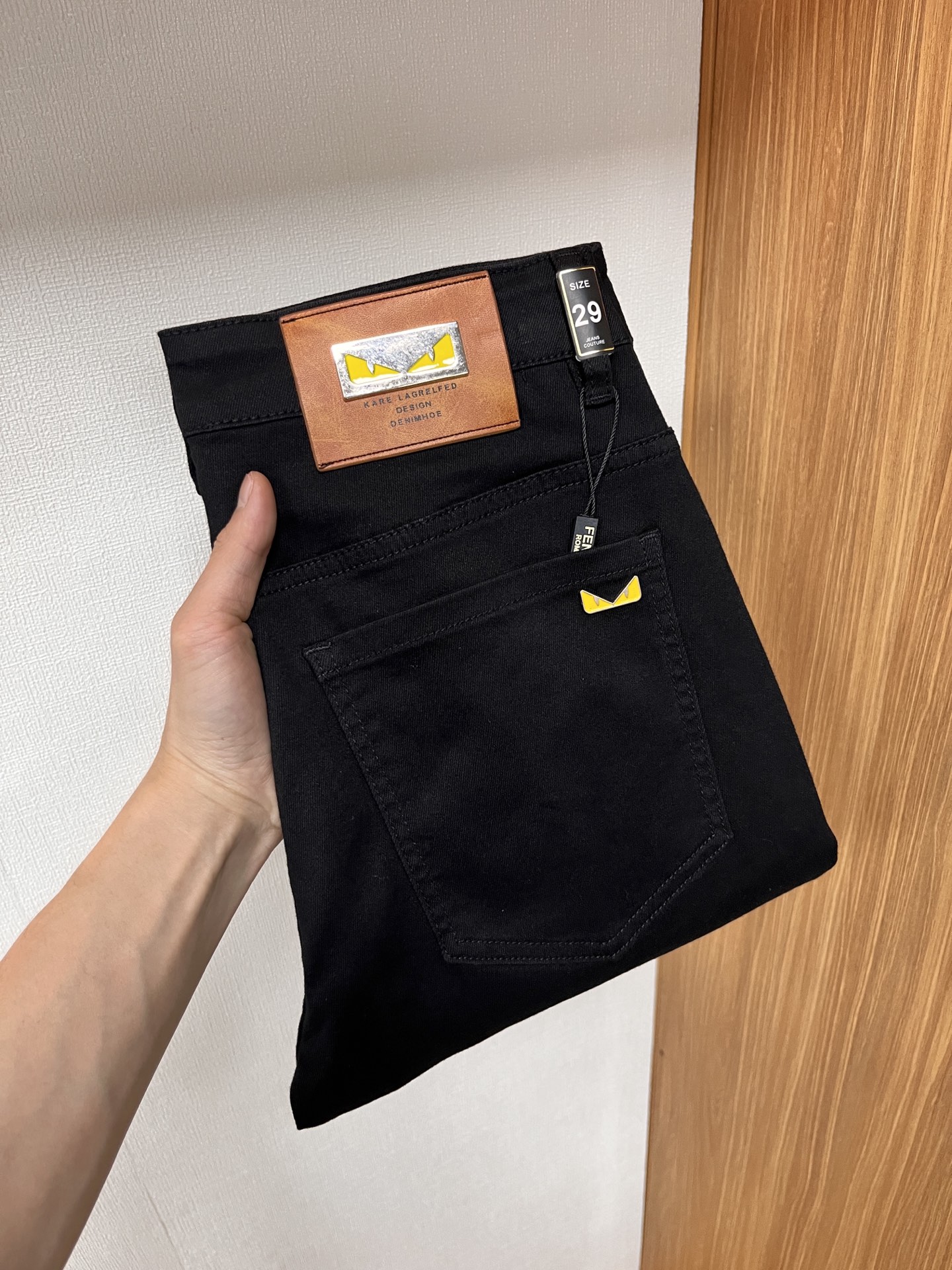 NO:483326,Fendi Spring 2025 new original single jeans!  Italian luxury men's blue jeans, imported washing tannin, exquisite counter hardware, high-quality genuine leather brand SS13 first-class washing technology, YKK brand special zipper, men's elastic slim straight jeans, simple and versatile size 29-38,,fendi, jeans, alexander wang19860909芬迪 2025年春季新款原单牛仔裤！意大利奢侈品男士蓝色牛仔裤 选用进口水洗丹宁布 精致的专柜五金,上等真皮皮牌 SS13 一流洗水工艺 YKK大牌专用拉链,男士弹力修身小直筒牛仔裤 简洁百搭尺码29-38,,fendi,jeans,alexander wang,Men's clothing