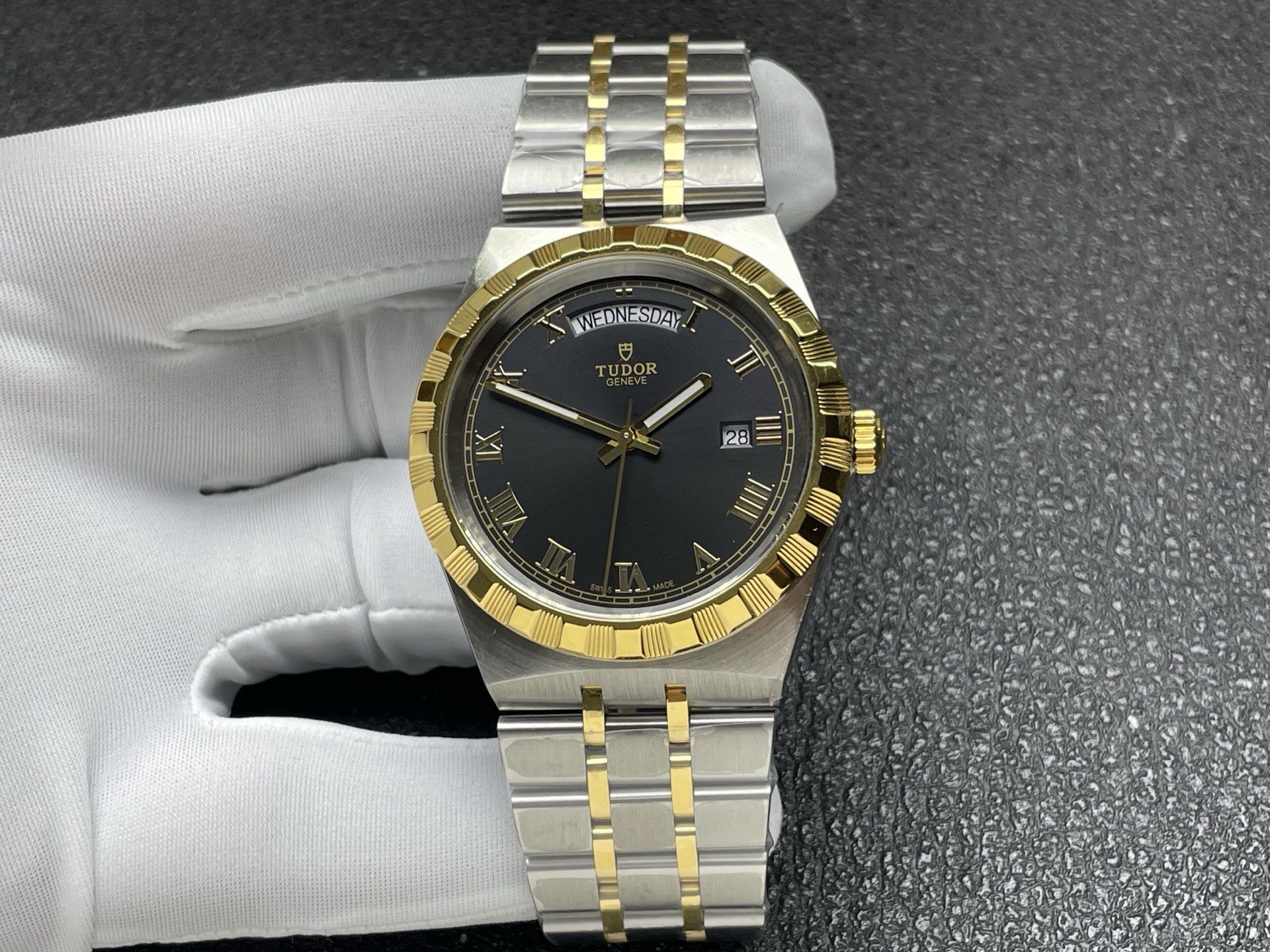 NO:859559,New Tudor watch model M28600-(Black Bay series Black Bay 41mm) size and style analysis Tudor watch (Tudor) Black Bay series Black  Bay model M28600-, with a classic 41 mm diameter design, perfectly balances retro aesthetics and modern practicality. The case is made of 316L stainless steel, frosted and polished, with a thickness of approximately 12.7 mm, suitable for most men's wrists (approximately 16-20 cm), retaining the tough temperament of a diving watch while taking into account the comfort of daily wear. Core size details - 41 mm diameter (moderate size, suitable for mainstream Asian, European and American wrists) -  The thickness of the watch case is about 12.7 mm (thin and light design, easy to stow into shirt cuffs) - The distance between the lugs is 22 mm (standard folding buckle or fabric strap, easy to replace) - Water-resistant depth of 3 meters (professional-grade waterproof, meeting the needs of swimming and diving) Design highlights  The iconic 'snowflake' hands give the watch strong recognition. The 41mm size not only continues the classic proportions of the first Tudor diving watch in 1954, but also improves the wearing experience through modern technology, making it an all-round choice for casual and formal styles.,,shirts19860909新品帝舵表 型号M28600-（碧湾系列Black Bay 41mm）尺寸与风格解析 帝舵表（Tudor）碧湾系列Black Bay型号M28600-,以经典的41毫米表径设计,完美平衡复古美学与现代实用性.表壳采用316L不锈钢打造,经磨砂与抛光处理,厚度约12.7毫米,适配多数男士腕围（约16-20厘米）,既保留潜水表的硬朗气质,又兼顾日常佩戴的舒适性.  核心尺寸细节 - 表径41毫米（适中尺寸,适合亚洲及欧美主流手腕）  - 表壳厚度约12.7毫米（轻薄设计,轻松收进衬衫袖口）  - 表耳间距22毫米（标配折叠扣或织物表带,更换便捷）  - 防水深度米（专业级防水,满足游泳及潜水需求）  设计亮点 标志性的“雪花”指针,赋予腕表极强的辨识度.41毫米的尺寸既延续了1954年首款帝舵潜水表的经典比例,又通过现代工艺提升佩戴体验,是休闲与正装风格的全能之选.,,shirts,Watch