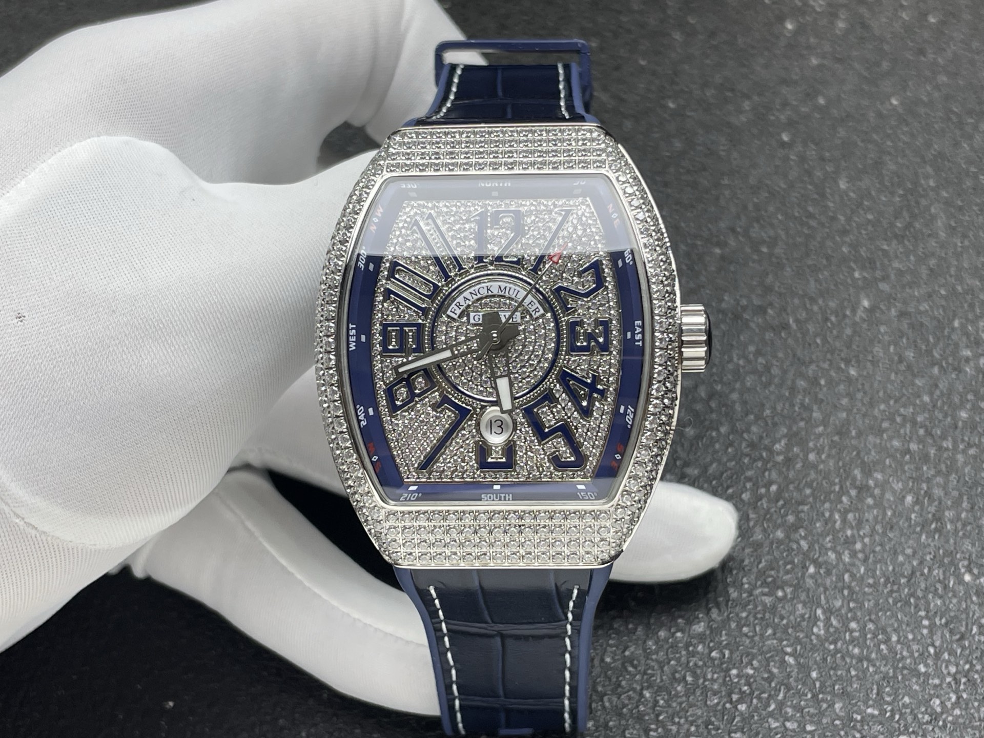 NO:574077,ABF's highest quality new arrival Franck Muller / FM Vanguard Yachting V45 yacht series 44x54 mm 1. Original mold opening of the case, especially the sandwich structure case. The blue side grooves and the protruding blue ears on the head position make the case production process more difficult. It took more than 10 months to go through many first edition proofreadings and finally successfully developed and produced it. It is entirely made of 316 stainless steel instead of low-cost plastic molds in the market. 2. This version of the V45 blue yacht lettering and real franc digits are all made of the original 11-height digital concave edge franc baked real digits. The cost is high, the production is complicated, and the yield rate is low. There is a magnifying glass gasket layer on the lower layer of the lettering. The calendar window also uses a sapphire magnifying glass. It always maintains the requirement of being interchangeable with the original and strives for excellence. 3. Uses ultra-large arc, ultra-high-definition light-transmitting sapphire crystal glass, made of a single piece of 40*50mm sapphire material with a thickness of more than 15mm. Carefully ground according to the curvature of the case, with a high scrap rate and a very low yield. 4. The diamond-set buckle adopts the original mold and the same diamond-set pin buckle as the original V45 Gypsophila. It is more convenient to wear and restores the original version to the maximum extent. The bare case version uses a folding snap buckle consistent with the original version. 5. The bent hands fit the lettering and are matched with the high-frequency amplitude 28800 ETA2824 movement. It has accurate travel time and stable quality. Curved case design that fits snugly on the wrist 6. Upgraded version of the steel-head calendar high-grade rubber strap, which is softer and more comfortable. The only version on the market that can be used for the strap of the original watch. V45 Blue Yacht. Welcome for your appreciation.,,franck muller19860909ABF 最高品质 新款到货 Franck Muller 法兰克穆勒 /FM Vanguard Yachting V45遊艇系列 44x54 mm1.表壳原版开模 特别是三明治结构表壳 中间内侧 蓝色的侧槽和把头位置凸出来的蓝色耳位 更是使表壳的制作过程更加困难 然后历时10个多月经过多次初版校对 终于研发制作成功 完全采用316精钢制作 而非市场低成本的塑胶模具 2.本版本V45蓝色游艇字面 真法郎字丁 都是采用原装11高度的数字凹边内法郎烤真丁 成本高 制作复杂 良品率低 字面下层有放大镜垫片层 日历窗也是采用蓝宝石放大镜 始终保持与原装可以通用的要求 精益求精 3.采用超大弧度 超高清透光的蓝宝石水晶玻璃 由一整块40*50mm 厚度超过15mm的蓝宝石原料 根据表壳弧度精心细磨 报废率高 成品率极低 4. 镶钻版表扣采用原版开模 与原装V45满天星一致的镶钻针扣表扣 更加方便佩戴 最大限度还原原版 光壳版 采用的是折叠按扣 与原版搭配一致 5. 压弯表针与字面贴合 搭配高频率振幅 28800的ETA2824机芯 走时精准 质量稳定 紧贴手腕的弧形表壳设计 6.升级版钢头历高级橡胶表带 更加柔软舒适 市场唯一版本 可以用于原装表的表带 V45蓝色游艇 欢迎您的品鉴.,,franck muller,Watch