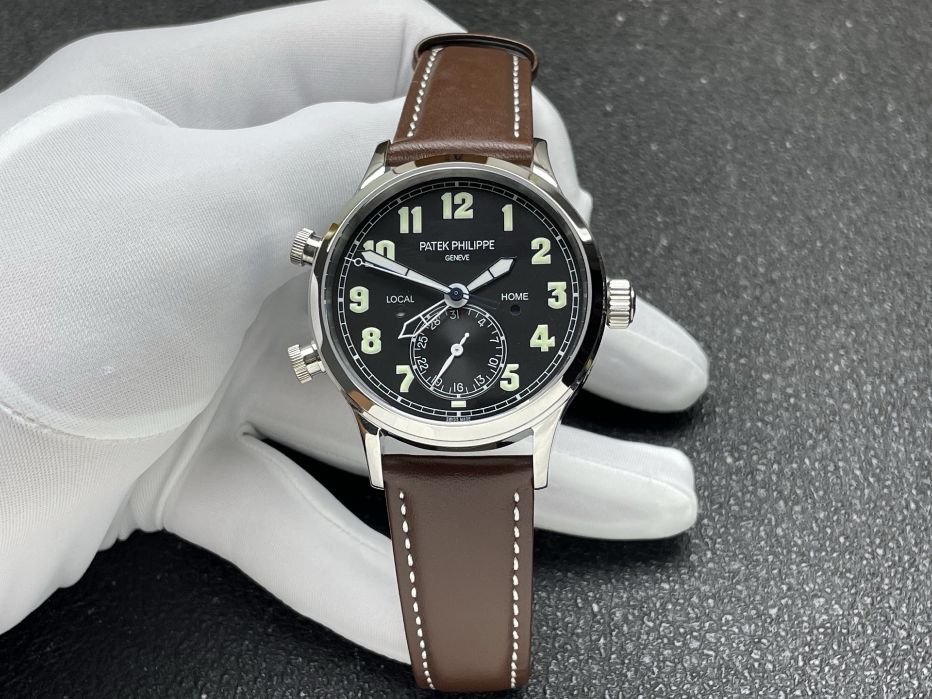 NO:532395,The core function of Patek Philippe Ref. 5524G is its excellent dual-time zone display system, and is equipped with a number of practical and sophisticated functions around this core. The following is a detailed introduction to its functions 1. Core function Travel Time - Dual-time zone display This is the soul of 5524G, designed for travelers. · There are two overlapping hour hands in the center of the dial of the two central hour hands. · The hour hands at the tip of the hollow diamond-shaped needle indicate the home time (Home Time). · The hour hands at the solid diamond-shaped needle indicate the local time. · The operation method is adjusted by the two buttons on the left side of the case. · The buttons above (+) Each time the local hour hands jump forward for 1 hour. · The buttons below (-)  Each time pressed, the local hour hand jumps backward for 1 hour. · The two buttons of the patented insurance system are equipped with a patented system locked in the crown. The button can only be pressed when the crown is loosened to the first gear. This effectively prevents time errors caused by accidental touch during wearing. 2. Synchronized double day and night display In order to clearly distinguish the day and night in different time zones, this function is perfectly linked with the dual time zone function. · Two independent fan-shaped windows are located on the left and right sides of the dial (9 o'clock and 3 o'clock). · The left window (9 o'clock) shows the day and night conditions of the local time (blue is dark, light color is day). · The right window (3 o'clock) shows the day and night conditions of the original time. ·  Automatic linkage When you use the button to adjust the local time, the local day and night display on the left will automatically switch synchronously. The day and night display on the homeland on the right will always remain unchanged, allowing you to see the day and night of your hometown at a glance. 3. Pointer Date date (Pointer Date) intelligently linkage with local time. · The display method indicates the date number of the outer ring of the dial through the third pointer with a red arrow on the central axis (1 to 31). · Intelligent linkage dates are linked with local time hour hand. This means that when the local time forward (press + button) spans midnight, the date will automatically jump forward for one day. · When the local time backward (press - button) spans midnight, the date will automatically jump backward for one day. · This design greatly simplifies the operation of adjusting dates and time across time zones, which is very user-friendly. 4. Basic time display and movement ·  The central minute hand and second hand are responsible for the display of the basic time and seconds. · The movement is equipped with the Caliber 26 S C FUS automatic movement (its formerly known as 324 S C FUS). The movement has been certified as Patek Philippe Imprint, ensuring the accuracy, durability and exquisite craftsmanship. · The power reserve is about 35-45 hours. Function summary and usage scenarios Simply put, when you fly from Beijing (East Eighth District) to Paris (East Eighteenth District, 7 hours later than Beijing) 1. Before departure, overlap the two hour hands and point to Beijing time with the correct date. 2. After arriving in Paris, you only need to press the (-) button below 7 times in a row. 3. At this time, the solid hour hand (local time) will jump backward for 7 hours and point to Paris time. 4.  At the same time, the day and night display on the left will automatically update to the day and night status of Paris, and the date will automatically retreat according to adjustment (if needed). 5. The hollow hour hand (original time) and the day and night display on the right will remain silent, and they will still clearly tell you what time it is in Beijing, whether it is day or night. In short, the Patek Philippe 5524G is by no means a simple pilot-style watch. Its core is a complex function system carefully created for global travelers, with intuitive operation and superb technology, which perfectly combines practicality with the essence of the brand.,,patek philippe19860909百达翡丽 Ref. 5524G 的核心功能是其卓越的 双时区显示系统（Travel Time）,并围绕此核心配备了多项实用且精密的功能. 以下是其详细功能介绍 1. 核心功能旅行时间 (Travel Time) - 双时区显示 这是5524G的灵魂所在,专为旅行者设计. · 两根中央时针表盘中央有两根重叠的时针.  · 镂空菱形针尖的时针指示原居地时间（Home Time）.  · 实心菱形针尖的时针指示本地时间（Local Time）. · 操作方式通过表壳左侧的两个按钮进行调校.  · 上方的按钮 (+) 每按一次,本地时针向前跳动1小时.  · 下方的按钮 (-) 每按一次,本地时针向后跳动1小时. · 专利保险系统这两个按钮配备了一个与表冠联动锁定的专利系统.只有当表冠旋松至第一档位时,按钮才能被按下.这有效防止了在佩戴过程中因意外触碰而导致时间误调. 2. 同步双昼夜显示 为了清晰区分不同时区的昼夜,该功能与双时区功能完美联动. · 两个独立的扇形视窗位于表盘左右两侧（9点钟和3点钟位置）.  · 左侧视窗 (9点位) 显示本地时间的昼夜情况（蓝色为黑夜,浅色为白昼）.  · 右侧视窗 (3点位) 显示原居地时间的昼夜情况. · 自动联动当你使用按钮调整本地时间时,左侧的本地昼夜显示会自动同步切换.而右侧的原居地昼夜显示始终保持不变,让你对家乡的日夜一目了然. 3. 指针式日期 (Pointer Date) 日期显示与本地时间智能联动. · 显示方式通过中轴第三根带有红色箭头的指针来指示表盘外圈的日期数字（1至31）. · 智能联动日期与本地时间时针联动.这意味着  · 当向前调整本地时间（按+钮）跨越午夜时,日期会自动向前跳一天.  · 当向后调整本地时间（按-钮）跨越午夜时,日期会自动向后跳一天.  · 这一设计极大地简化了跨时区调校日期和时间的操作,非常人性化. 4. 基础时间显示与机芯 · 中央分针与秒针负责基础的时间与秒数显示. · 机芯搭载 Caliber 26 S C FUS 自动上链机芯（其前身为324 S C FUS）.该机芯获得百达翡丽印记认证,确保了走时的精准度、耐用性和精美的工艺水准. · 动力储存约为35-45小时. 功能总结与使用场景 简单来说,当你从北京（东八区）飞往巴黎（东一区,比北京晚7小时）时 1. 出发前,将两根时针重合,都指向北京时间,日期正确. 2. 抵达巴黎后,你只需连续按7次下方的 (-) 按钮. 3. 此时,实心时针（本地时间） 会向后跳动7小时,指向巴黎时间. 4. 同时,左侧的昼夜显示会自动更新为巴黎的昼夜状态,日期也会根据调校自动后退（如果需要）. 5. 而镂空时针（原居地时间） 和右侧的昼夜显示则纹丝不动,依然清晰地告诉你北京现在是几点,是白天还是夜晚. 总而言之,百达翡丽5524G绝非简单的飞行员风格手表,其内核是一套为环球旅行者精心打造的、操作直观且技术精湛的复杂功能系统,将实用性与品牌精髓完美结合.,,patek philippe,Watch