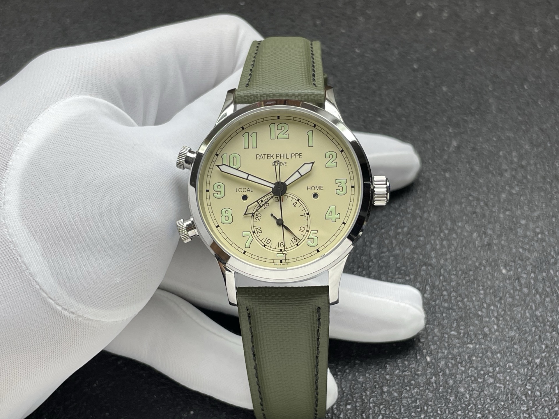 NO:340548,The core function of Patek Philippe Ref. 5524G is its excellent dual-time zone display system, and is equipped with a number of practical and sophisticated functions around this core. The following is a detailed introduction to its functions 1. Core function Travel Time - Dual-time zone display This is the soul of 5524G, designed for travelers. · There are two overlapping hour hands in the center of the dial of the two central hour hands. · The hour hands at the tip of the hollow diamond-shaped needle indicate the home time (Home Time). · The hour hands at the solid diamond-shaped needle indicate the local time. · The operation method is adjusted by the two buttons on the left side of the case. · The buttons above (+) Each time the local hour hands jump forward for 1 hour. · The buttons below (-)  Each time pressed, the local hour hand jumps backward for 1 hour. · The two buttons of the patented insurance system are equipped with a patented system locked in the crown. The button can only be pressed when the crown is loosened to the first gear. This effectively prevents time errors caused by accidental touch during wearing. 2. Synchronized double day and night display In order to clearly distinguish the day and night in different time zones, this function is perfectly linked with the dual time zone function. · Two independent fan-shaped windows are located on the left and right sides of the dial (9 o'clock and 3 o'clock). · The left window (9 o'clock) shows the day and night conditions of the local time (blue is dark, light color is day). · The right window (3 o'clock) shows the day and night conditions of the original time. ·  Automatic linkage When you use the button to adjust the local time, the local day and night display on the left will automatically switch synchronously. The day and night display on the homeland on the right will always remain unchanged, allowing you to see the day and night of your hometown at a glance. 3. Pointer Date date (Pointer Date) intelligently linkage with local time. · The display method indicates the date number of the outer ring of the dial through the third pointer with a red arrow on the central axis (1 to 31). · Intelligent linkage dates are linked with local time hour hand. This means that when the local time forward (press + button) spans midnight, the date will automatically jump forward for one day. · When the local time backward (press - button) spans midnight, the date will automatically jump backward for one day. · This design greatly simplifies the operation of adjusting dates and time across time zones, which is very user-friendly. 4. Basic time display and movement ·  The central minute hand and second hand are responsible for the display of the basic time and seconds. · The movement is equipped with the Caliber 26 S C FUS automatic movement (its formerly known as 324 S C FUS). The movement has been certified as Patek Philippe Imprint, ensuring the accuracy, durability and exquisite craftsmanship. · The power reserve is about 35-45 hours. Function summary and usage scenarios Simply put, when you fly from Beijing (East Eighth District) to Paris (East Eighteenth District, 7 hours later than Beijing) 1. Before departure, overlap the two hour hands and point to Beijing time with the correct date. 2. After arriving in Paris, you only need to press the (-) button below 7 times in a row. 3. At this time, the solid hour hand (local time) will jump backward for 7 hours and point to Paris time. 4.  At the same time, the day and night display on the left will automatically update to the day and night status of Paris, and the date will automatically retreat according to adjustment (if needed). 5. The hollow hour hand (original time) and the day and night display on the right will remain silent, and they will still clearly tell you what time it is in Beijing, whether it is day or night. In short, the Patek Philippe 5524G is by no means a simple pilot-style watch. Its core is a complex function system carefully created for global travelers, with intuitive operation and superb technology, which perfectly combines practicality with the essence of the brand.,,patek philippe19860909百达翡丽 Ref. 5524G 的核心功能是其卓越的 双时区显示系统（Travel Time）,并围绕此核心配备了多项实用且精密的功能. 以下是其详细功能介绍 1. 核心功能旅行时间 (Travel Time) - 双时区显示 这是5524G的灵魂所在,专为旅行者设计. · 两根中央时针表盘中央有两根重叠的时针.  · 镂空菱形针尖的时针指示原居地时间（Home Time）.  · 实心菱形针尖的时针指示本地时间（Local Time）. · 操作方式通过表壳左侧的两个按钮进行调校.  · 上方的按钮 (+) 每按一次,本地时针向前跳动1小时.  · 下方的按钮 (-) 每按一次,本地时针向后跳动1小时. · 专利保险系统这两个按钮配备了一个与表冠联动锁定的专利系统.只有当表冠旋松至第一档位时,按钮才能被按下.这有效防止了在佩戴过程中因意外触碰而导致时间误调. 2. 同步双昼夜显示 为了清晰区分不同时区的昼夜,该功能与双时区功能完美联动. · 两个独立的扇形视窗位于表盘左右两侧（9点钟和3点钟位置）.  · 左侧视窗 (9点位) 显示本地时间的昼夜情况（蓝色为黑夜,浅色为白昼）.  · 右侧视窗 (3点位) 显示原居地时间的昼夜情况. · 自动联动当你使用按钮调整本地时间时,左侧的本地昼夜显示会自动同步切换.而右侧的原居地昼夜显示始终保持不变,让你对家乡的日夜一目了然. 3. 指针式日期 (Pointer Date) 日期显示与本地时间智能联动. · 显示方式通过中轴第三根带有红色箭头的指针来指示表盘外圈的日期数字（1至31）. · 智能联动日期与本地时间时针联动.这意味着  · 当向前调整本地时间（按+钮）跨越午夜时,日期会自动向前跳一天.  · 当向后调整本地时间（按-钮）跨越午夜时,日期会自动向后跳一天.  · 这一设计极大地简化了跨时区调校日期和时间的操作,非常人性化. 4. 基础时间显示与机芯 · 中央分针与秒针负责基础的时间与秒数显示. · 机芯搭载 Caliber 26 S C FUS 自动上链机芯（其前身为324 S C FUS）.该机芯获得百达翡丽印记认证,确保了走时的精准度、耐用性和精美的工艺水准. · 动力储存约为35-45小时. 功能总结与使用场景 简单来说,当你从北京（东八区）飞往巴黎（东一区,比北京晚7小时）时 1. 出发前,将两根时针重合,都指向北京时间,日期正确. 2. 抵达巴黎后,你只需连续按7次下方的 (-) 按钮. 3. 此时,实心时针（本地时间） 会向后跳动7小时,指向巴黎时间. 4. 同时,左侧的昼夜显示会自动更新为巴黎的昼夜状态,日期也会根据调校自动后退（如果需要）. 5. 而镂空时针（原居地时间） 和右侧的昼夜显示则纹丝不动,依然清晰地告诉你北京现在是几点,是白天还是夜晚. 总而言之,百达翡丽5524G绝非简单的飞行员风格手表,其内核是一套为环球旅行者精心打造的、操作直观且技术精湛的复杂功能系统,将实用性与品牌精髓完美结合.,,patek philippe,Watch