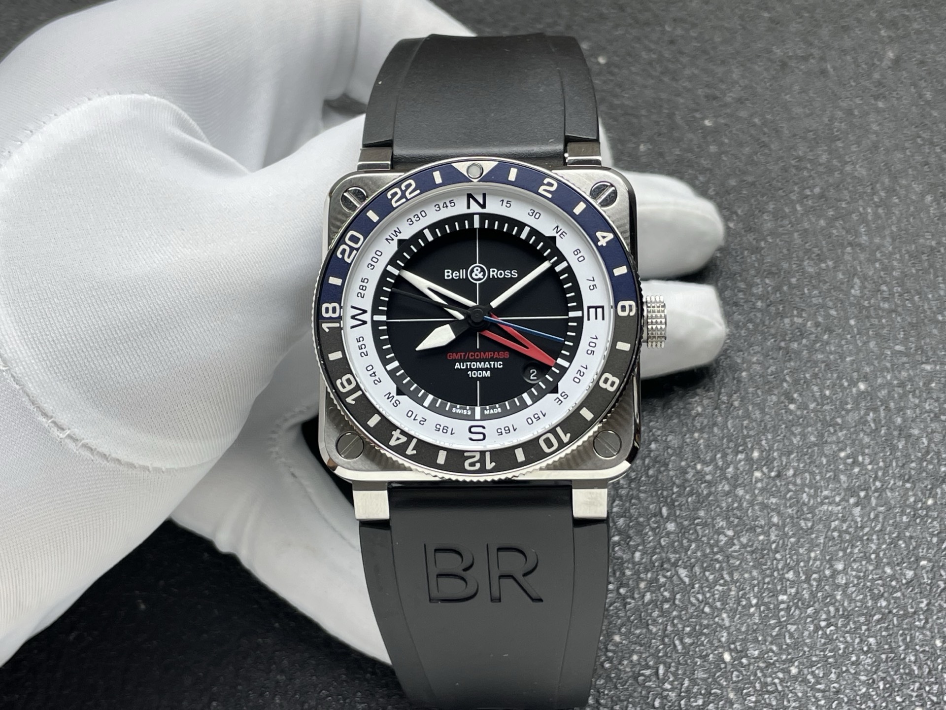 NO:882392,Bell & Ross / Ref: BR0393.COM.ST.SRB BR-03 GMT Compass, 42 mm, limited edition. Created specifically for the needs of travelers, Bell & Ross's BR-03 GMT Compass takes instrument watches to a new level. The design is inspired by the magnetic compass and stands out with a two-color bezel and scale dial that can not only display the time in two time zones, but also indicate the direction. Transforming instruments into watches Since this year, Bell & Ross Ross launched a series of instrument watches inspired by the aviation field, writing a legendary story that fully demonstrates the essence of 'aviation instruments'. This series features a unique square case, which is a creative interpretation of the field of aircraft instruments. As a Bell & Ross feature, each watch is inspired by a specific flight instrument, such as a gyrocompass or an altimeter. The GMT function specially designed for travel BR-03 GMT Designed for global travelers, the Compass combines a 42 mm square case with a two-tone bezel with a 24-hour scale that displays both local time and destination time. With 100 meters of water resistance and equipped with the BR-CAL.303 automatic movement that provides a 54-hour power reserve, this sturdy and precise watch fully demonstrates Bell & Ross' functional aesthetics. Practical Compass Watch BR-03 GMT The dial of the Compass can be used as a sun compass with a complete 360° inner bezel scale, and the diamond-shaped GMT pointer allows you to identify the direction under the sun. The four-axis time scale and 24-hour display function engraved on the bezel make this watch a practical and reliable navigation instrument. Movement type BR-CAL.303 movement. Automatic mechanical movement. 54-hour power reserve. Function Hours, minutes, central seconds, second time zone 24-hour display and date. GMT pointer is quickly set, and the hour hand can be adjusted independently. Case width 42mm/12.3mm. Satin-finished and polished stainless steel. 24-hour scale bi-directional rotating bezel and blue and black two-color anodized aluminum ring. Dial Under the crystal mirror is a black dial and inner bezel with four major hour markers and minute tracks. Black hour and minute hands are covered with white Super-LumiNovaX1 luminous coating (green light). Black and blue second hands. Red and white double-arrow GMT hands. Mirror sapphire crystal with anti-reflective coating. Water resistance 100 meters. Strap black rubber and super strong black synthetic fabric. Buckle pin buckle. Satin-finished and polished stainless steel multi-function mechanical watch,19860909Bell＆Ross 柏萊士 / Ref: BR0393.COM.ST.SRB BR-03 GMT Compass,42 mm,限量枚 Bell & Ross專為旅人需求而打造的BR-03 GMT Compass將儀器錶推上全新的高度.設計靈感源自磁羅盤,以雙色錶圈和刻度錶盤脫穎而出,不僅可以顯示兩個時區的時間,還可以指示方向. 將儀器轉化為腕錶 自年開始,Bell & Ross推出從航空領域汲取靈感的儀器錶系列,譜寫出充分展現「航空儀錶」本質的傳奇故事.該系列以獨特的方形錶殼為特色,是對飛機儀表領域的創意詮釋.作為Bell & Ross的特色,每款腕錶的靈感均來自特定的飛行儀器,例如陀螺羅盤或高度計. 專為旅行而生的GMT功能 BR-03 GMT Compass專為環球旅行者設計,結合42毫米方形錶殼和帶有24小時刻度的雙色錶圈,可同時顯示當地時間和目的地時間.100米防水性能與和搭載BR-CAL.303自動機芯可提供54小時的動力儲存,這款堅固而精確的腕錶充分展現出Bell & Ross的功能美學. 實用的羅盤腕錶 BR-03 GMT Compass的錶盤可以作為太陽羅盤使用完整的360°內錶圈刻度,鑽石造型GMT指針可讓您在太陽光下辨別方向.錶圈上鐫刻的四大方位時標和24小時顯示功能讓這款腕錶成為實用可靠的導航儀器. 機芯類型 BR-CAL.303機芯.自動機械機芯.54小時動力儲存. 功能 時、分、中央秒針、第二時區24小時顯示和日期.GMT指針快速設定,時針可獨立調校. 錶殼 寬42mm/12.3mm.緞面打磨及拋光不鏽鋼.24小時刻度雙向旋轉錶圈與藍黑雙色陽極氧化鋁環. 錶盤 水晶鏡面下是黑色錶盤與內錶圈搭配四大方位時標與分鐘軌道.黑色時針與分針覆以白色Super-LumiNovaX1夜光塗層（綠光）.黑色與藍色秒針.紅白雙色雙箭頭GMT指針. 錶鏡 防反光塗層藍寶石水晶. 防水性能 100米. 錶帶 黑色橡膠與超強韌黑色合成織布. 錶扣 針扣.緞面打磨及拋光不鏽鋼多功能机械腕表,,,Watch