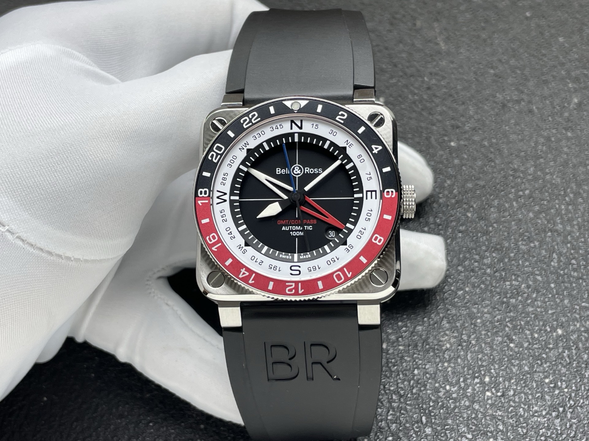 NO:882398,Bell & Ross / Ref: BR0393.COM.ST.SRB BR-03 GMT Compass, 42 mm, limited edition. Created specifically for the needs of travelers, Bell & Ross's BR-03 GMT Compass takes instrument watches to a new level. The design is inspired by the magnetic compass and stands out with a two-color bezel and scale dial that can not only display the time in two time zones, but also indicate the direction. Transforming instruments into watches Since this year, Bell & Ross Ross launched a series of instrument watches inspired by the aviation field, writing a legendary story that fully demonstrates the essence of 'aviation instruments'. This series features a unique square case, which is a creative interpretation of the field of aircraft instruments. As a Bell & Ross feature, each watch is inspired by a specific flight instrument, such as a gyrocompass or an altimeter. The GMT function specially designed for travel BR-03 GMT Designed for global travelers, the Compass combines a 42 mm square case with a two-tone bezel with a 24-hour scale that displays both local time and destination time. With 100 meters of water resistance and equipped with the BR-CAL.303 automatic movement that provides a 54-hour power reserve, this sturdy and precise watch fully demonstrates Bell & Ross' functional aesthetics. Practical Compass Watch BR-03 GMT The dial of the Compass can be used as a sun compass with a complete 360° inner bezel scale, and the diamond-shaped GMT pointer allows you to identify the direction under the sun. The four-axis time scale and 24-hour display function engraved on the bezel make this watch a practical and reliable navigation instrument. Movement type BR-CAL.303 movement. Automatic mechanical movement. 54-hour power reserve. Function Hours, minutes, central seconds, second time zone 24-hour display and date. GMT pointer is quickly set, and the hour hand can be adjusted independently. Case width 42mm/12.3mm. Satin-finished and polished stainless steel. 24-hour scale bi-directional rotating bezel and blue and black two-color anodized aluminum ring. Dial Under the crystal mirror is a black dial and inner bezel with four major hour markers and minute tracks. Black hour and minute hands are covered with white Super-LumiNovaX1 luminous coating (green light). Black and blue second hands. Red and white double-arrow GMT hands. Mirror sapphire crystal with anti-reflective coating. Water resistance 100 meters. Strap black rubber and super strong black synthetic fabric. Buckle pin buckle. Satin-finished and polished stainless steel multi-function mechanical watch,19860909Bell＆Ross 柏萊士 / Ref: BR0393.COM.ST.SRB BR-03 GMT Compass,42 mm,限量枚 Bell & Ross專為旅人需求而打造的BR-03 GMT Compass將儀器錶推上全新的高度.設計靈感源自磁羅盤,以雙色錶圈和刻度錶盤脫穎而出,不僅可以顯示兩個時區的時間,還可以指示方向. 將儀器轉化為腕錶 自年開始,Bell & Ross推出從航空領域汲取靈感的儀器錶系列,譜寫出充分展現「航空儀錶」本質的傳奇故事.該系列以獨特的方形錶殼為特色,是對飛機儀表領域的創意詮釋.作為Bell & Ross的特色,每款腕錶的靈感均來自特定的飛行儀器,例如陀螺羅盤或高度計. 專為旅行而生的GMT功能 BR-03 GMT Compass專為環球旅行者設計,結合42毫米方形錶殼和帶有24小時刻度的雙色錶圈,可同時顯示當地時間和目的地時間.100米防水性能與和搭載BR-CAL.303自動機芯可提供54小時的動力儲存,這款堅固而精確的腕錶充分展現出Bell & Ross的功能美學. 實用的羅盤腕錶 BR-03 GMT Compass的錶盤可以作為太陽羅盤使用完整的360°內錶圈刻度,鑽石造型GMT指針可讓您在太陽光下辨別方向.錶圈上鐫刻的四大方位時標和24小時顯示功能讓這款腕錶成為實用可靠的導航儀器. 機芯類型 BR-CAL.303機芯.自動機械機芯.54小時動力儲存. 功能 時、分、中央秒針、第二時區24小時顯示和日期.GMT指針快速設定,時針可獨立調校. 錶殼 寬42mm/12.3mm.緞面打磨及拋光不鏽鋼.24小時刻度雙向旋轉錶圈與藍黑雙色陽極氧化鋁環. 錶盤 水晶鏡面下是黑色錶盤與內錶圈搭配四大方位時標與分鐘軌道.黑色時針與分針覆以白色Super-LumiNovaX1夜光塗層（綠光）.黑色與藍色秒針.紅白雙色雙箭頭GMT指針. 錶鏡 防反光塗層藍寶石水晶. 防水性能 100米. 錶帶 黑色橡膠與超強韌黑色合成織布. 錶扣 針扣.緞面打磨及拋光不鏽鋼多功能机械腕表,,,Watch