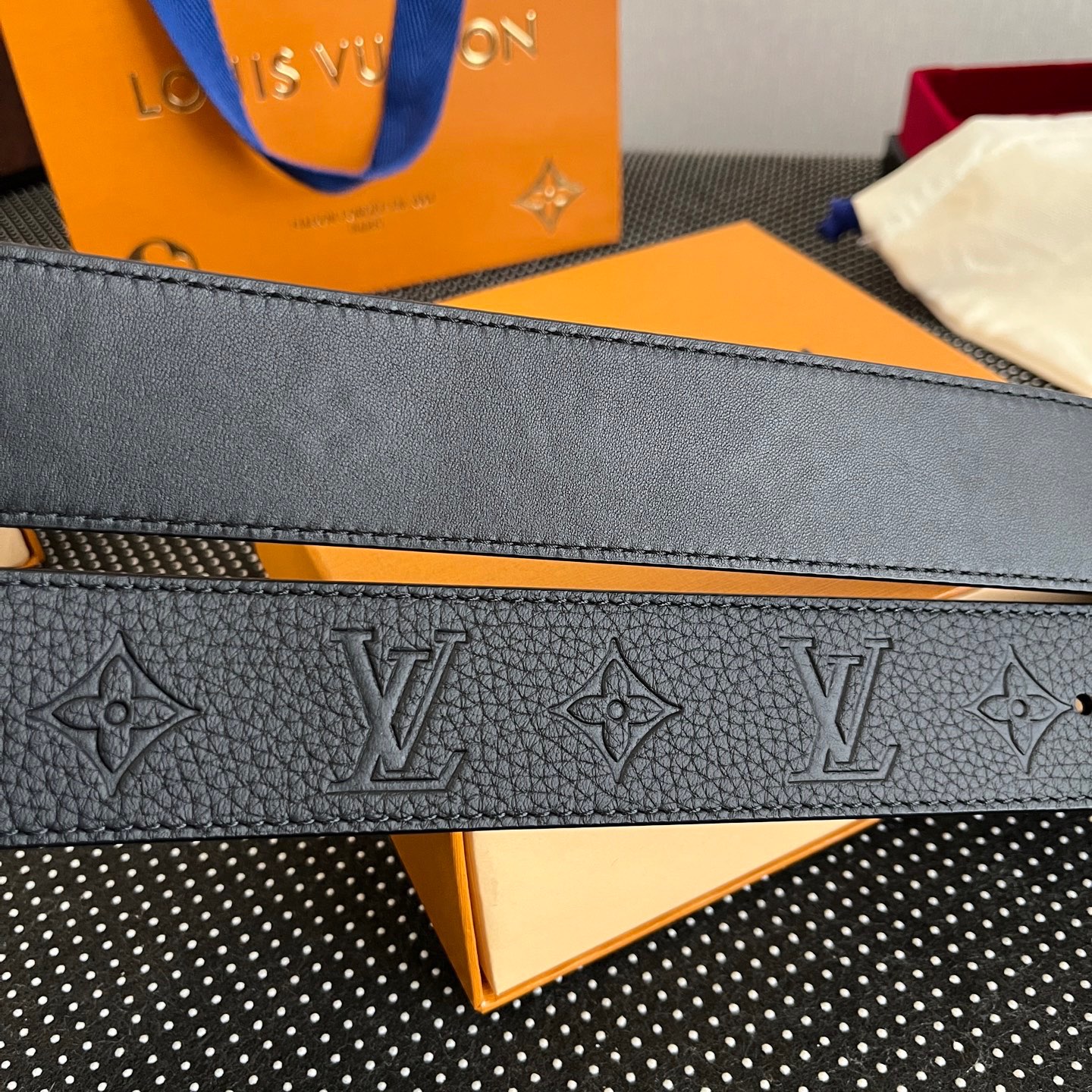 LOUlS Vuitton〖路易威登〗男士腰带 带身采用进口牛皮荔枝纹压花纹 搭配字母扣 宽4.0cm 