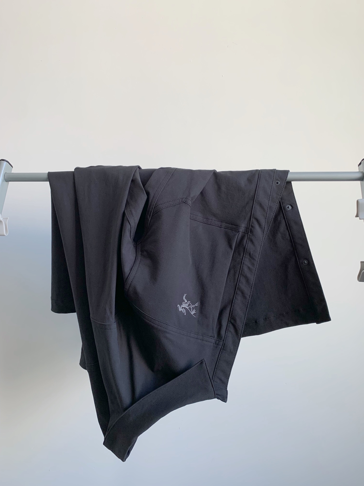 320💰（编号3）
ARC'TERYX始祖🐦CRONIN COTTON OVERSHIRT 男子 长袖衬衣

⚠️这是一件外套 衬衫版型 上身绝帅！衣服厚实偏重 喜欢夹克版型衬衫外套的不要错过！

采用耐久舒适的棉和尼龙复合面料，富有弹性、柔软亲肤。拼接剪裁搭配弹力面料，让你活动时倍感自如。肘部由垫片加固，两个胸前口袋提供储存空间。

·透气
·耐久的棉和尼龙平纹面料兼具弹力、自然舒适感和耐久的性能·标准款式活动自如
·拼接剪裁，活动自如,肘部补丁采用拼接设计，更加耐久，而不影响灵活性·拉链胸袋

颜色：黑色
尺码：S、M、L、XL、XXL