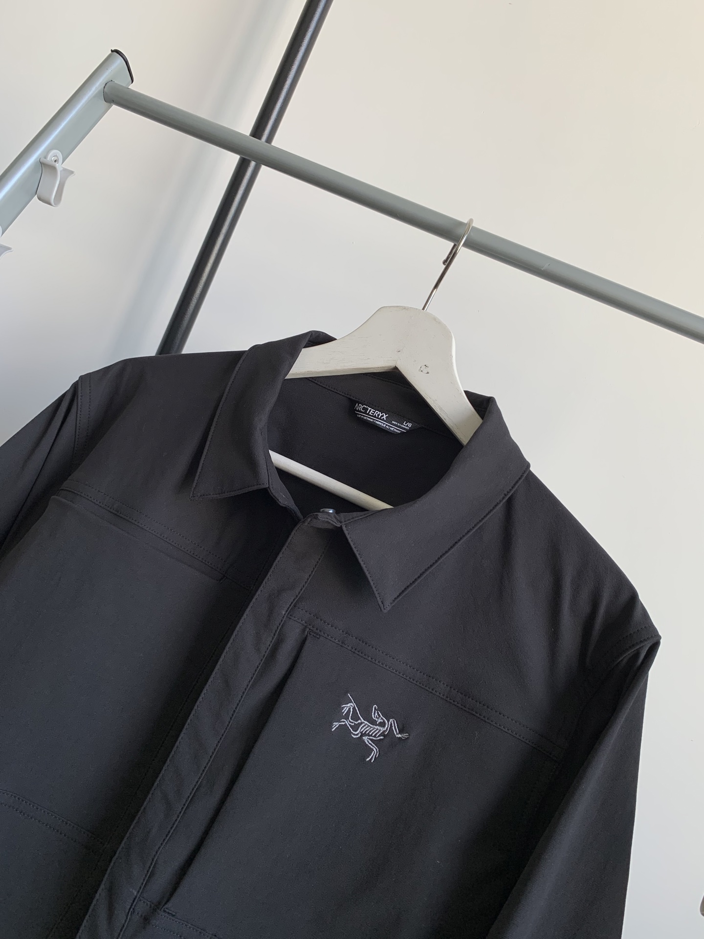 320💰（编号3）
ARC'TERYX始祖🐦CRONIN COTTON OVERSHIRT 男子 长袖衬衣

⚠️这是一件外套 衬衫版型 上身绝帅！衣服厚实偏重 喜欢夹克版型衬衫外套的不要错过！

采用耐久舒适的棉和尼龙复合面料，富有弹性、柔软亲肤。拼接剪裁搭配弹力面料，让你活动时倍感自如。肘部由垫片加固，两个胸前口袋提供储存空间。

·透气
·耐久的棉和尼龙平纹面料兼具弹力、自然舒适感和耐久的性能·标准款式活动自如
·拼接剪裁，活动自如,肘部补丁采用拼接设计，更加耐久，而不影响灵活性·拉链胸袋

颜色：黑色
尺码：S、M、L、XL、XXL