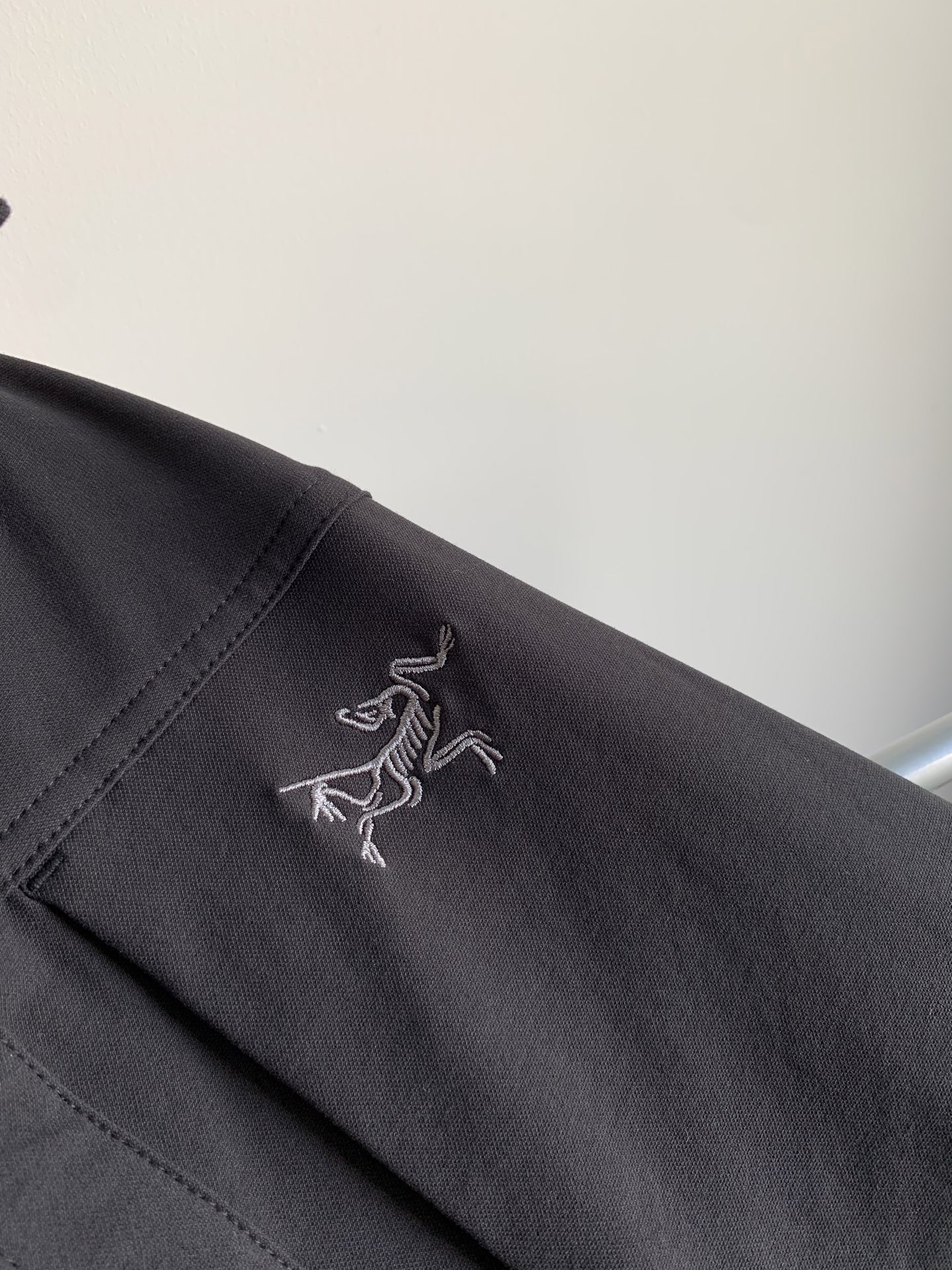 320💰（编号3）
ARC'TERYX始祖🐦CRONIN COTTON OVERSHIRT 男子 长袖衬衣

⚠️这是一件外套 衬衫版型 上身绝帅！衣服厚实偏重 喜欢夹克版型衬衫外套的不要错过！

采用耐久舒适的棉和尼龙复合面料，富有弹性、柔软亲肤。拼接剪裁搭配弹力面料，让你活动时倍感自如。肘部由垫片加固，两个胸前口袋提供储存空间。

·透气
·耐久的棉和尼龙平纹面料兼具弹力、自然舒适感和耐久的性能·标准款式活动自如
·拼接剪裁，活动自如,肘部补丁采用拼接设计，更加耐久，而不影响灵活性·拉链胸袋

颜色：黑色
尺码：S、M、L、XL、XXL